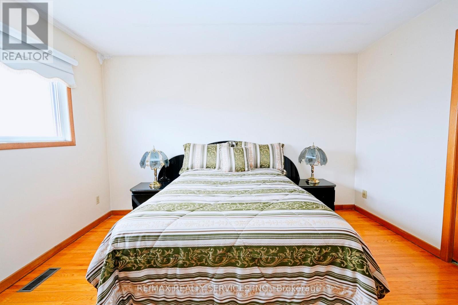 8 Cheryl Court, Brampton, Ontario  L6V 3C2 - Photo 17 - W12901726