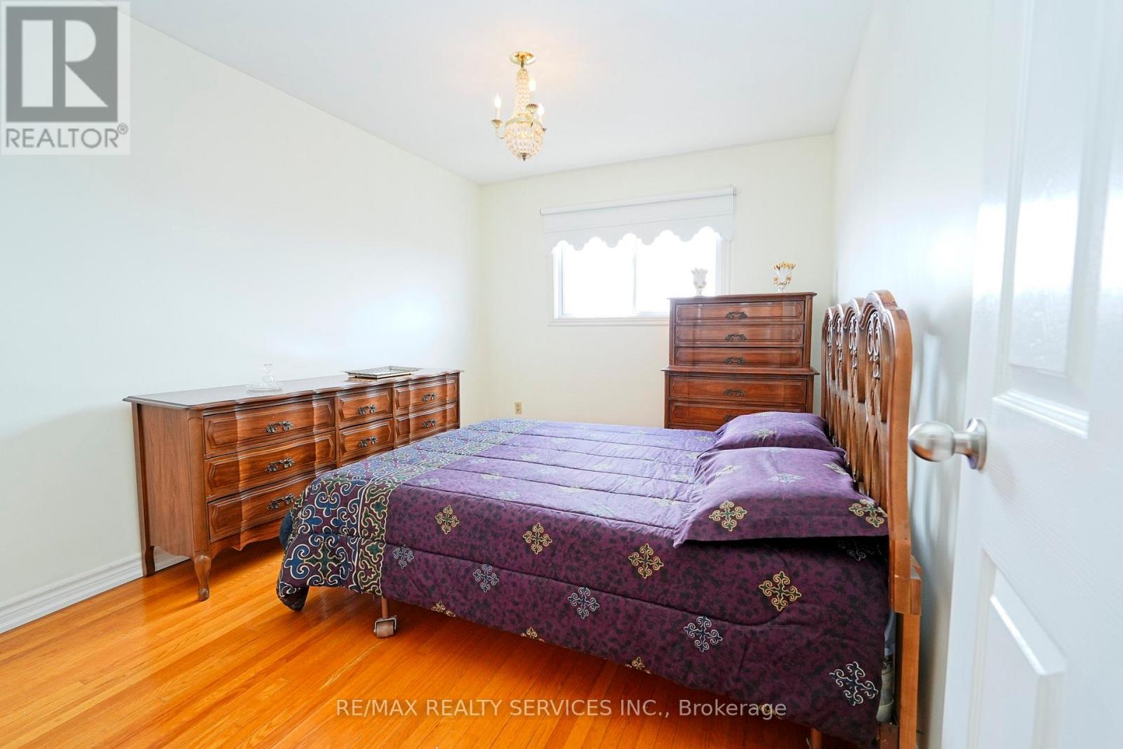 8 Cheryl Court, Brampton, Ontario  L6V 3C2 - Photo 19 - W12901726