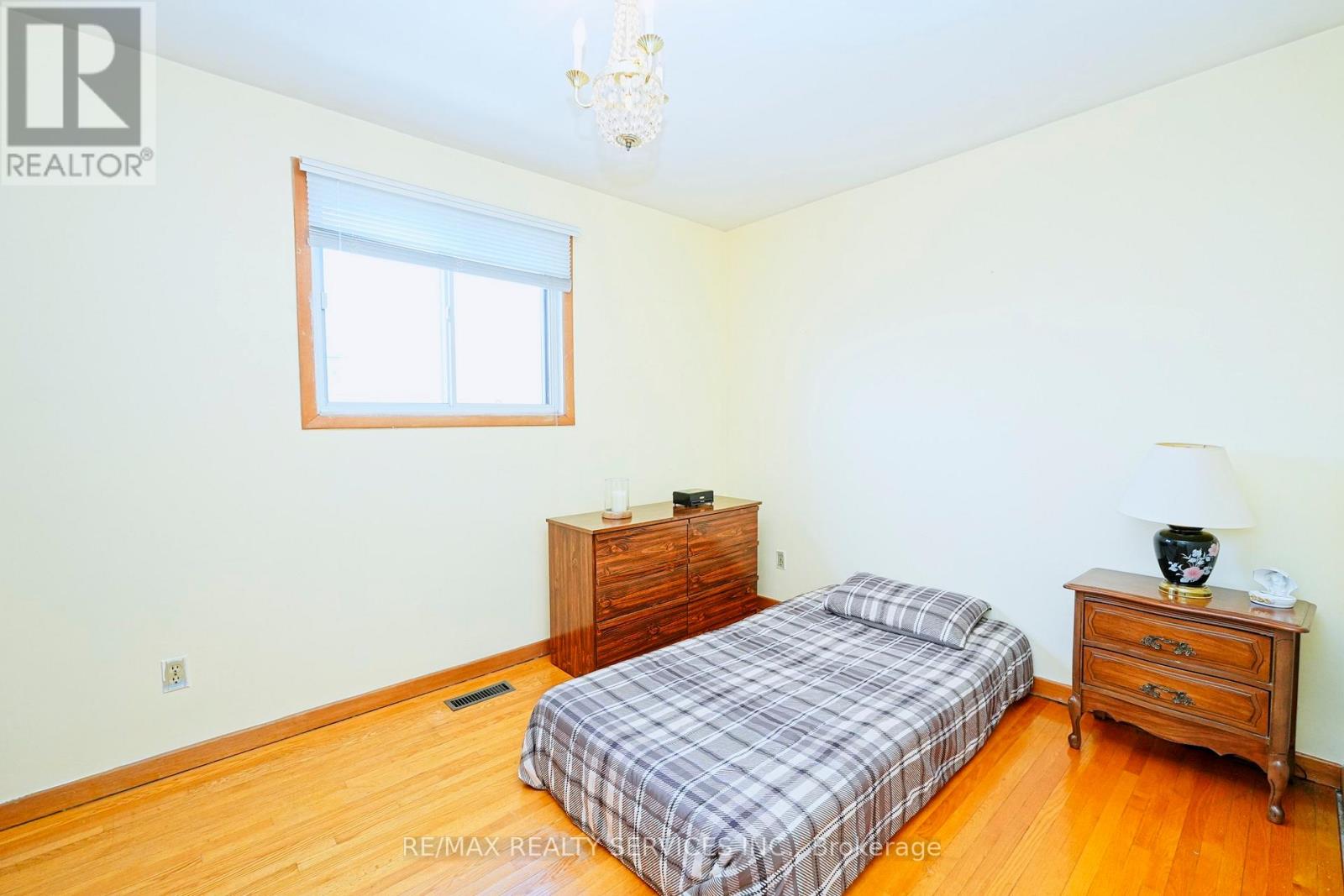 8 Cheryl Court, Brampton, Ontario  L6V 3C2 - Photo 20 - W12901726