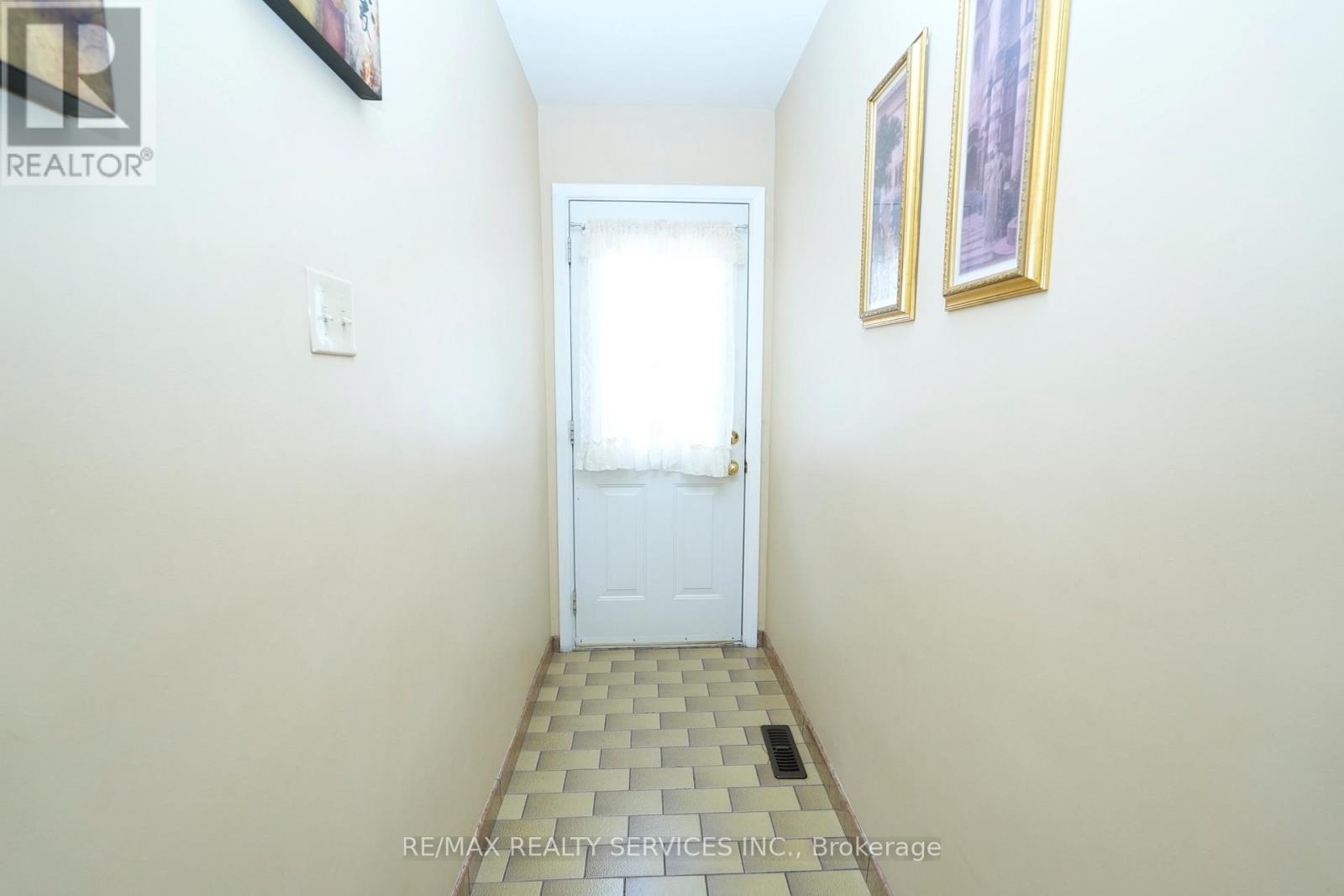 8 Cheryl Court, Brampton, Ontario  L6V 3C2 - Photo 28 - W12901726