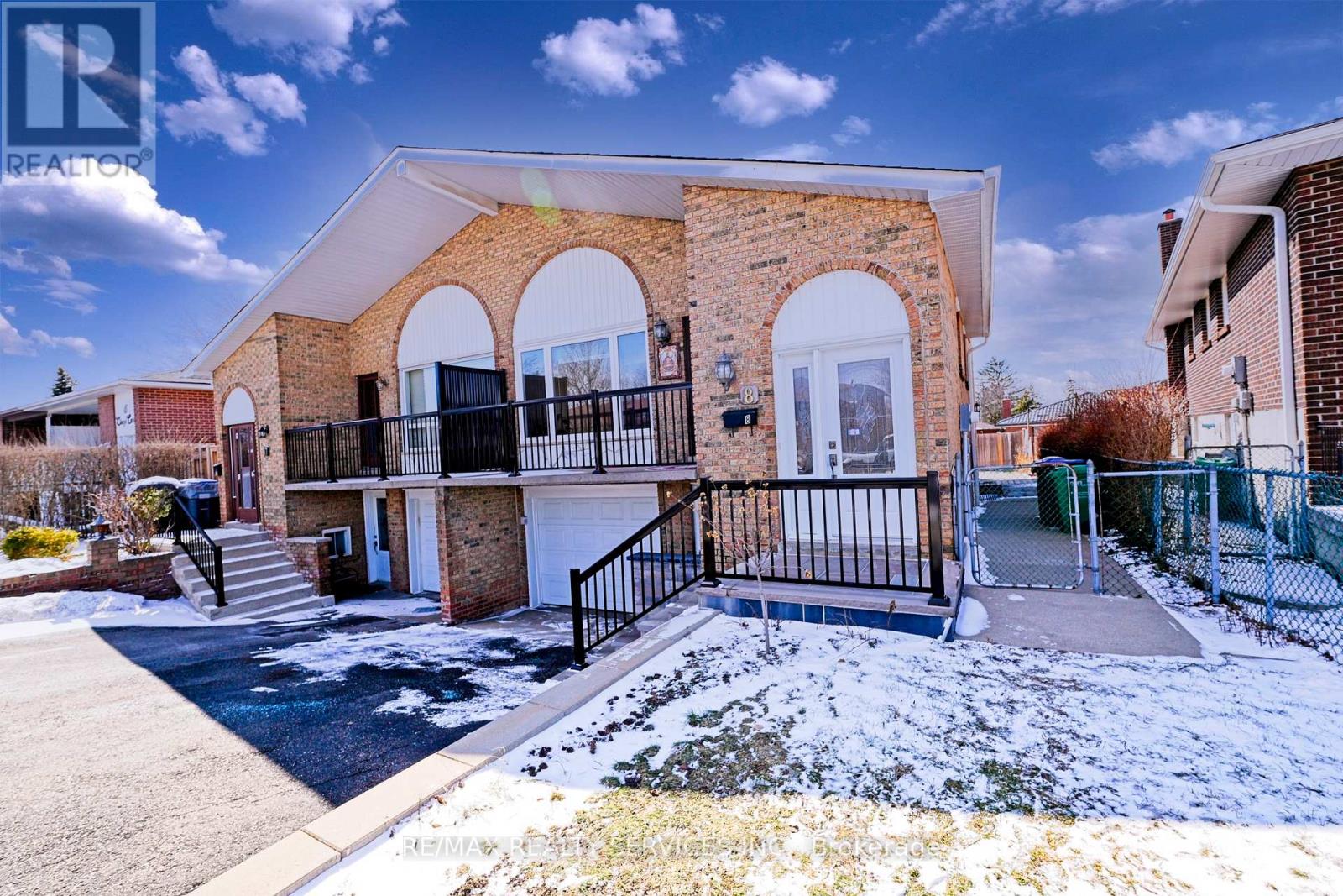 8 Cheryl Court, Brampton, Ontario  L6V 3C2 - Photo 3 - W12901726