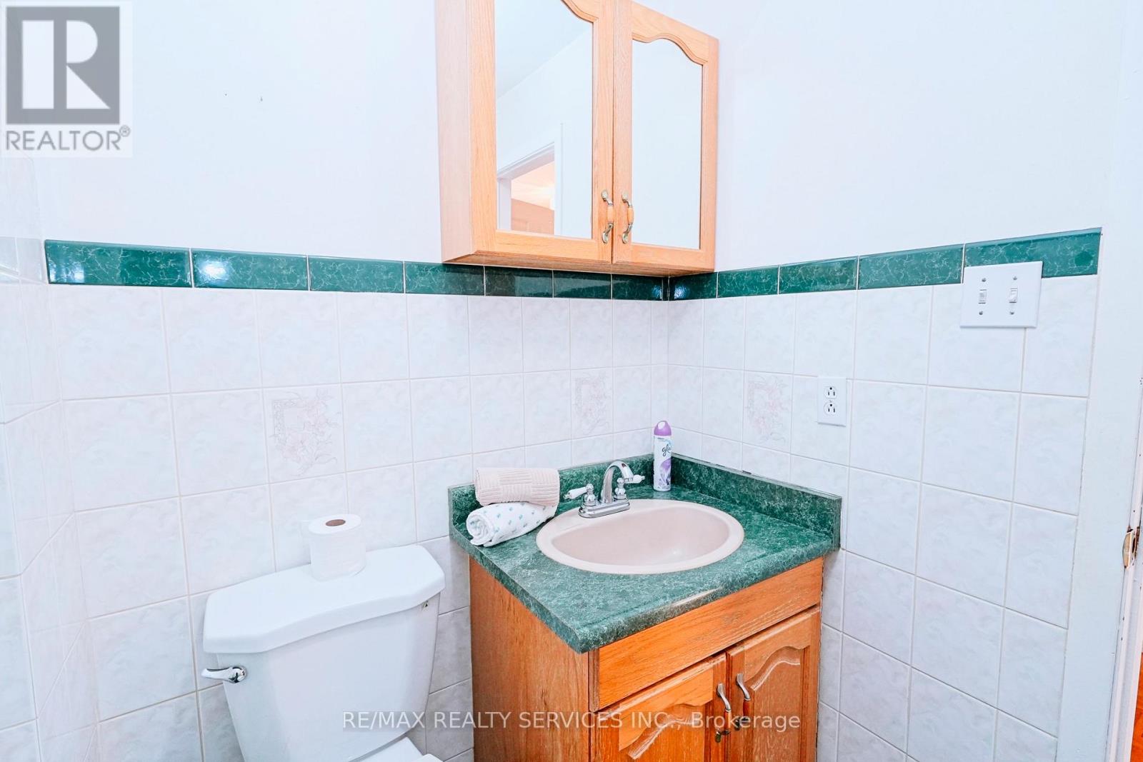 8 Cheryl Court, Brampton, Ontario  L6V 3C2 - Photo 30 - W12901726