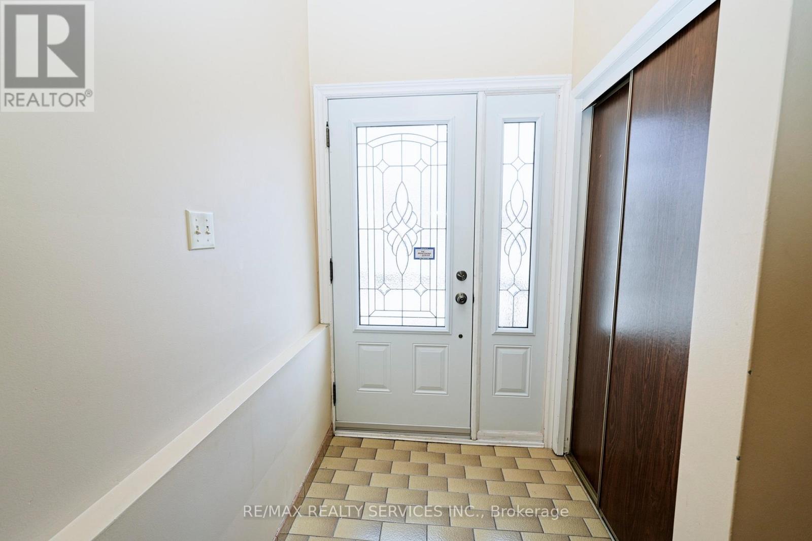 8 Cheryl Court, Brampton, Ontario  L6V 3C2 - Photo 5 - W12901726