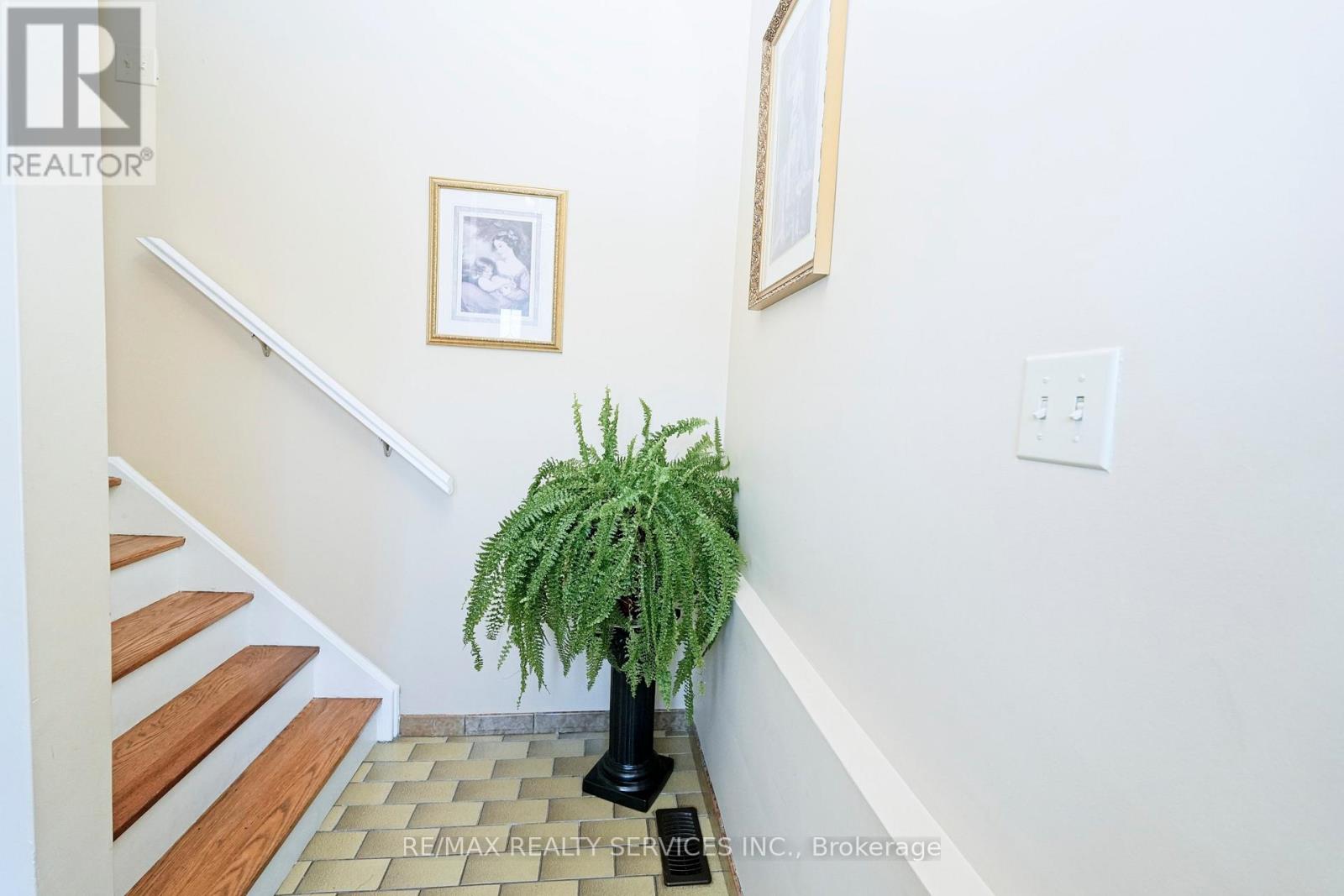 8 Cheryl Court, Brampton, Ontario  L6V 3C2 - Photo 6 - W12901726