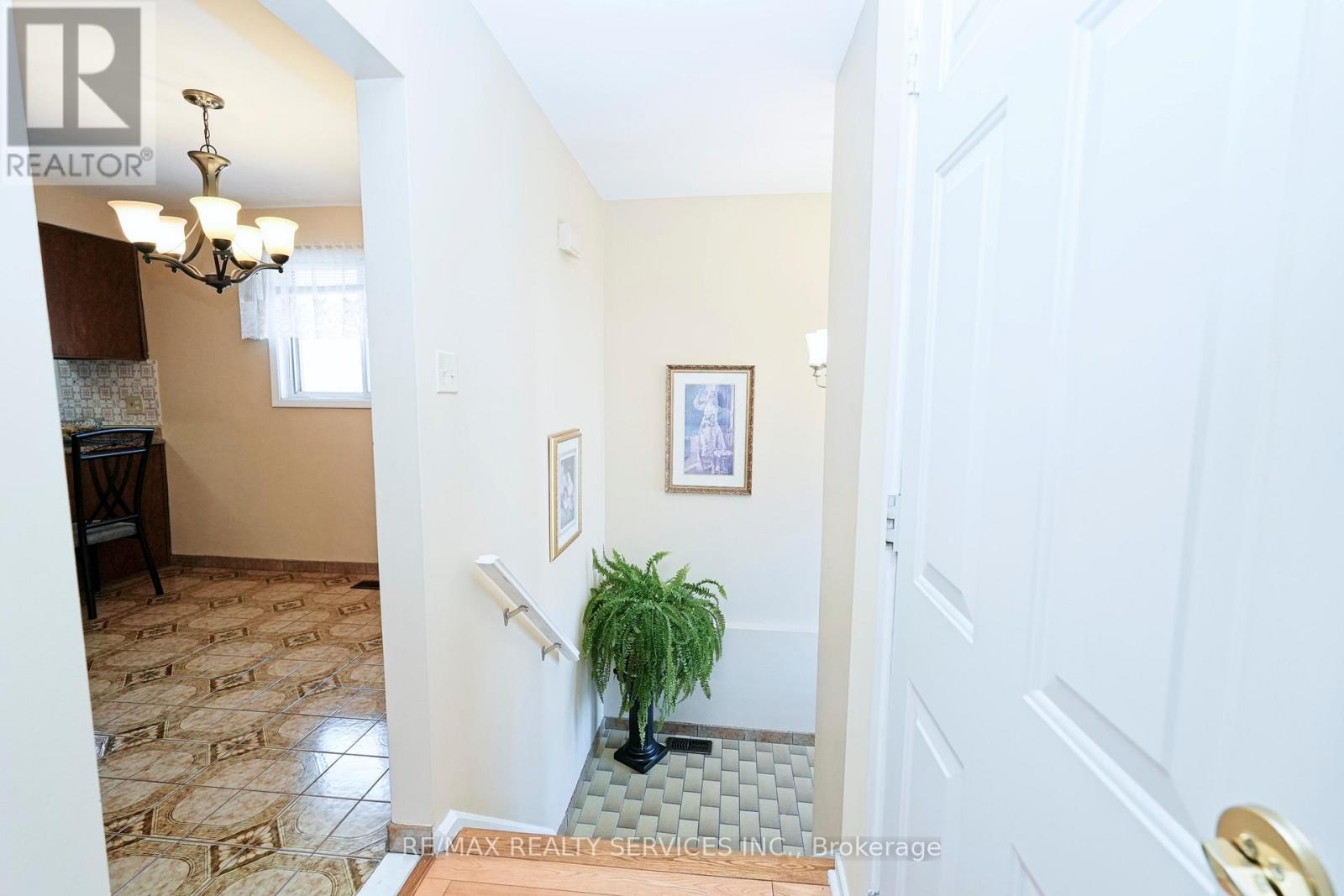 8 Cheryl Court, Brampton, Ontario  L6V 3C2 - Photo 7 - W12901726
