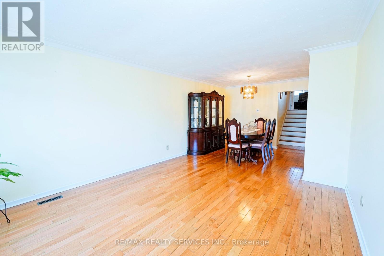 8 Cheryl Court, Brampton, Ontario  L6V 3C2 - Photo 9 - W12901726