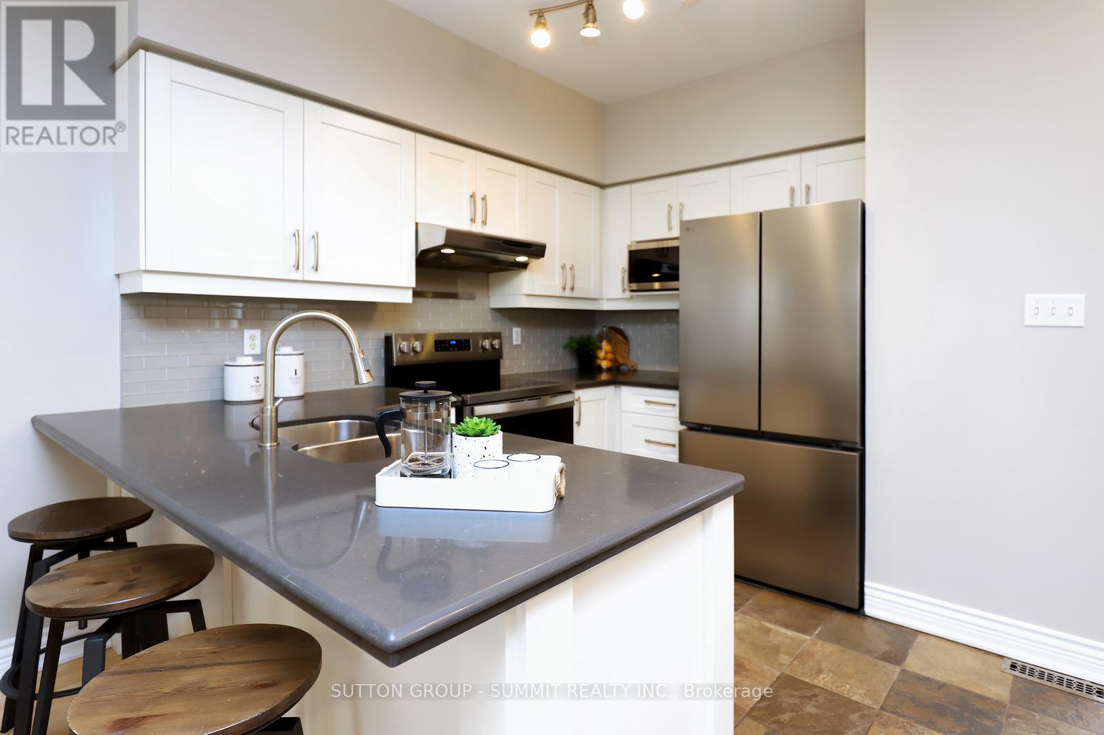 260 Glenashton Drive, Oakville, Ontario  L6H 6H5 - Photo 11 - W12901732