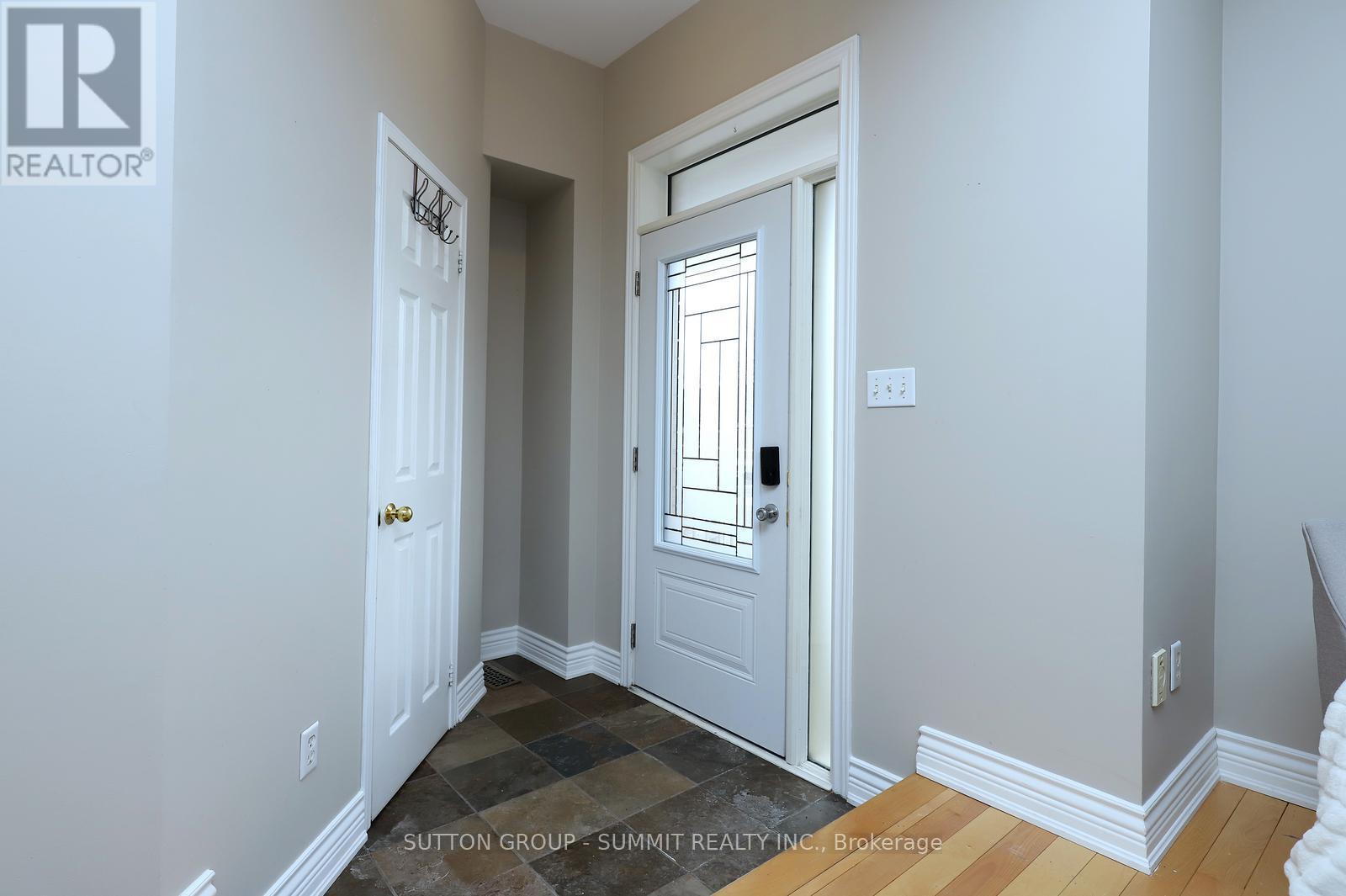 260 Glenashton Drive, Oakville, Ontario  L6H 6H5 - Photo 3 - W12901732