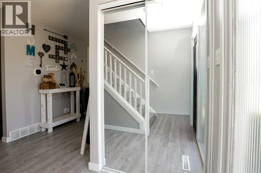 4 Mckee Close, Red Deer, Alberta  T4N 0L9 - Photo 3 - A2293777