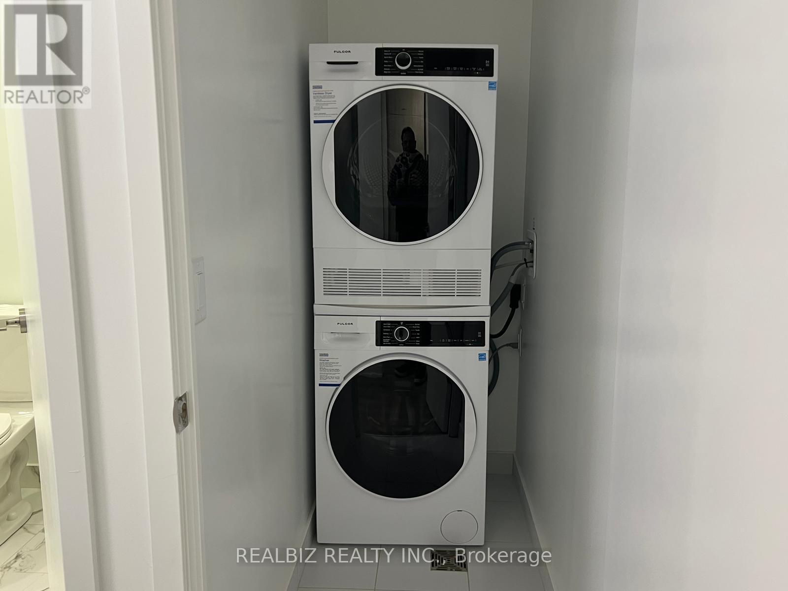 1010 - 180 Front Street E, Toronto, Ontario  M5A 0K9 - Photo 3 - C12901792