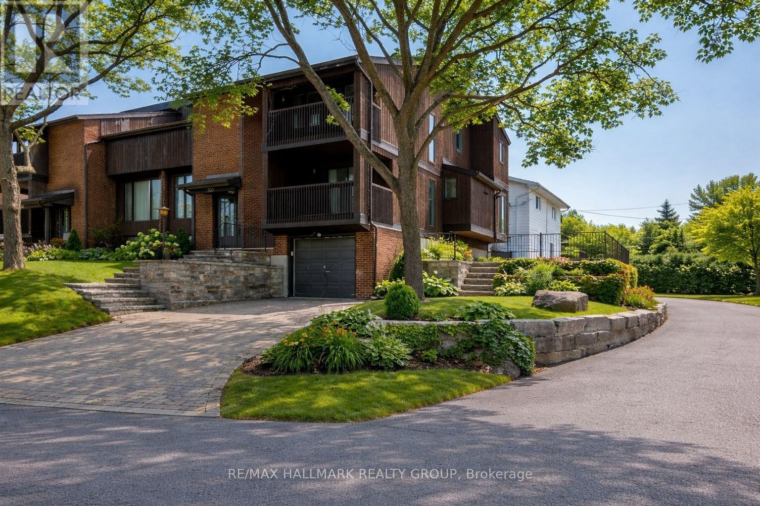 500 Foxview Place, Ottawa, Ontario  K1K 4C4 - Photo 2 - X12901776