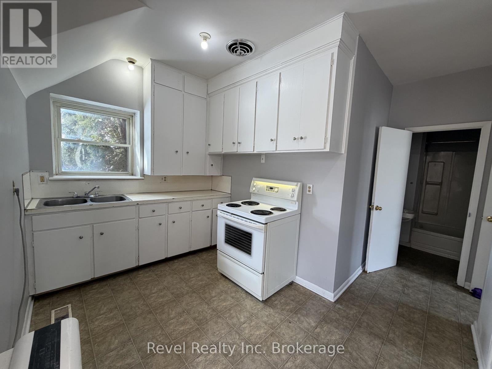 1 - 571 Ontario Street, Warwick, Ontario  N0M 2S0 - Photo 5 - X12901856