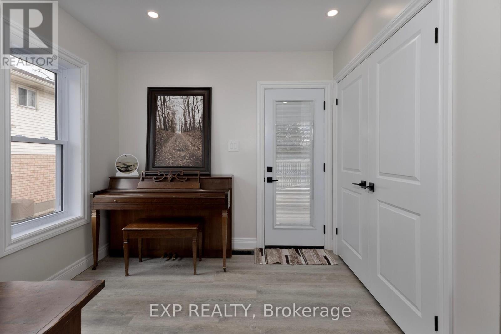 1038 Dearness Drive, London South, Ontario  N6E 1N7 - Photo 11 - X12901810