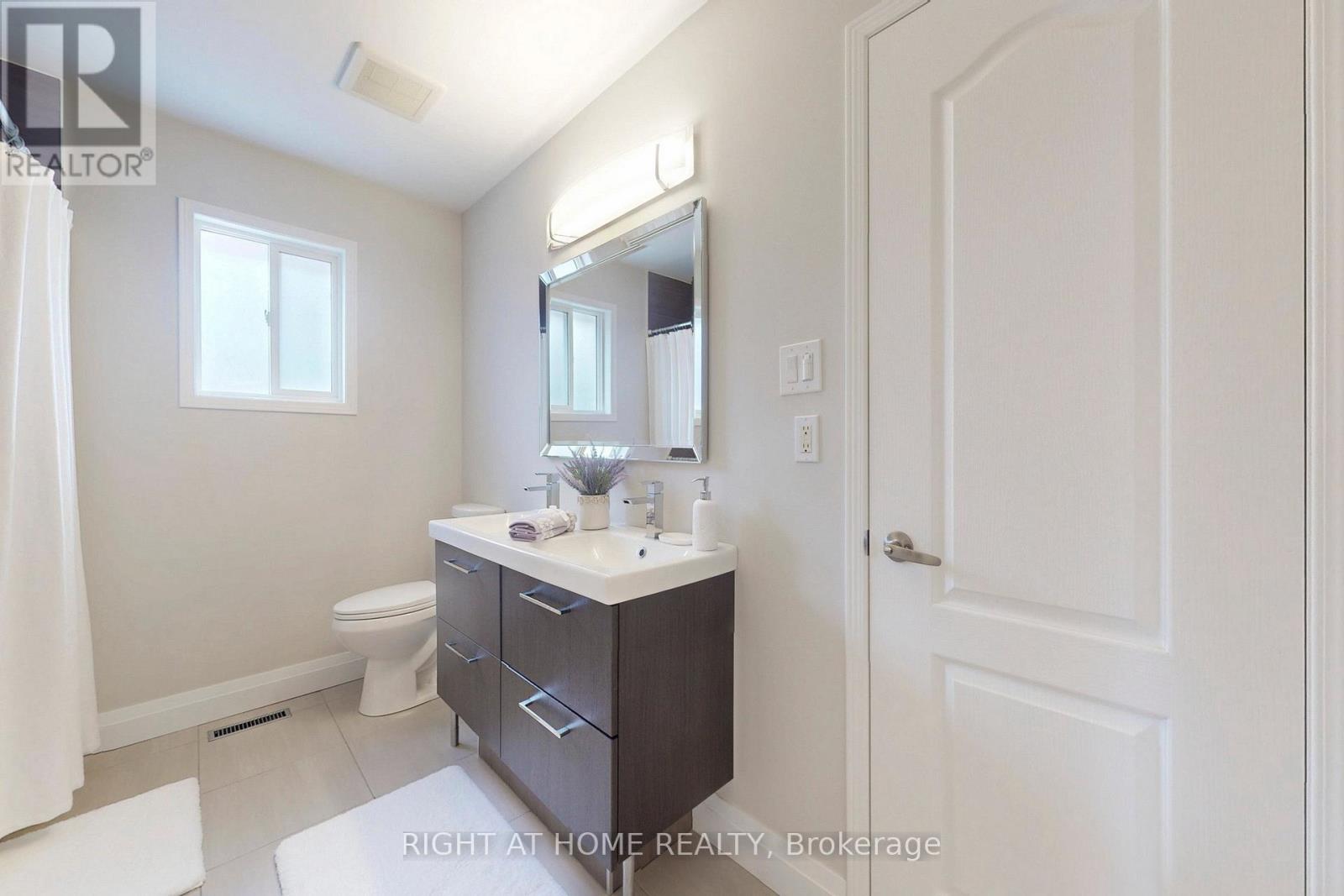 444 Flanagan Court, Newmarket, Ontario  L3X 2E9 - Photo 28 - N12901828