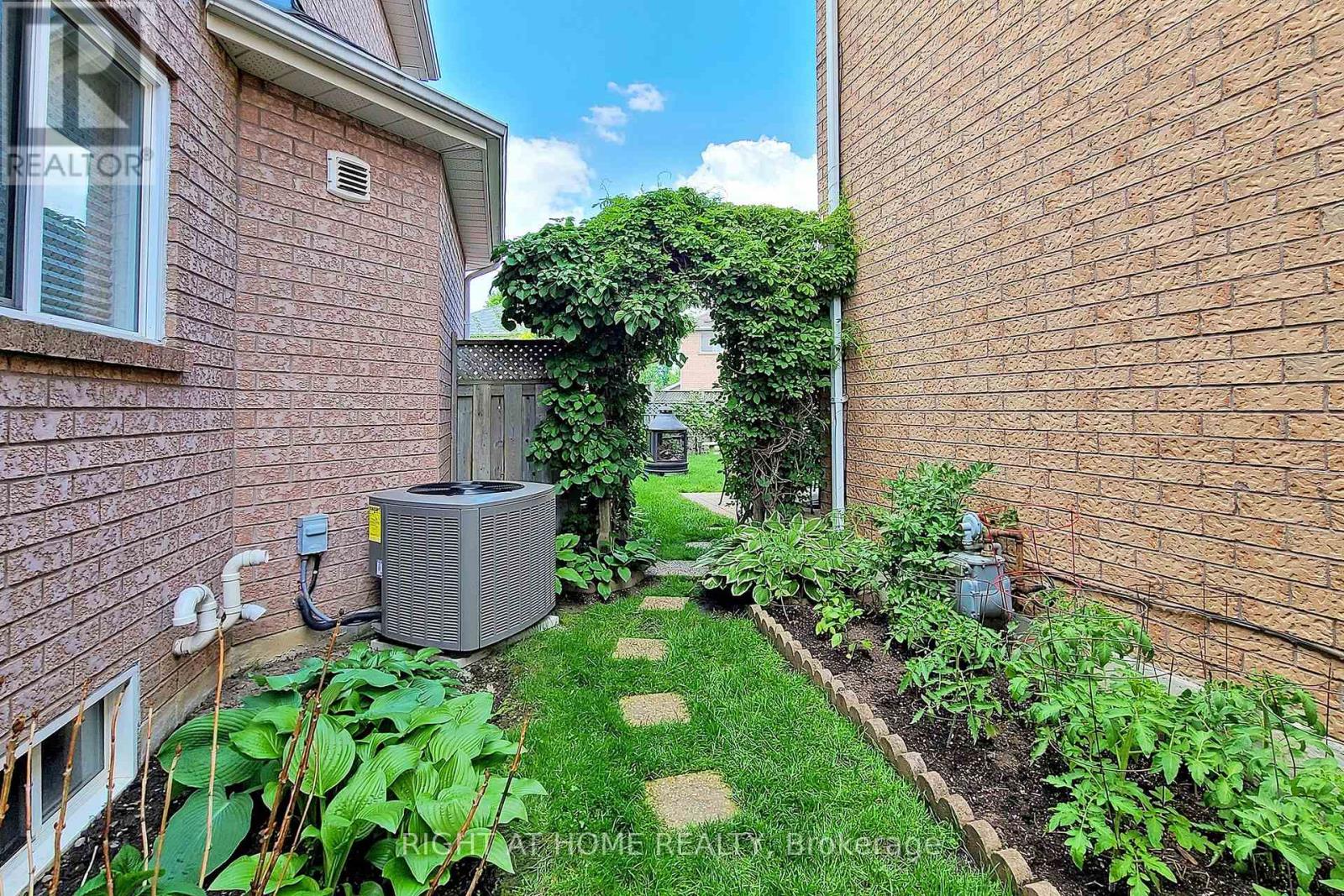 444 Flanagan Court, Newmarket, Ontario  L3X 2E9 - Photo 49 - N12901828