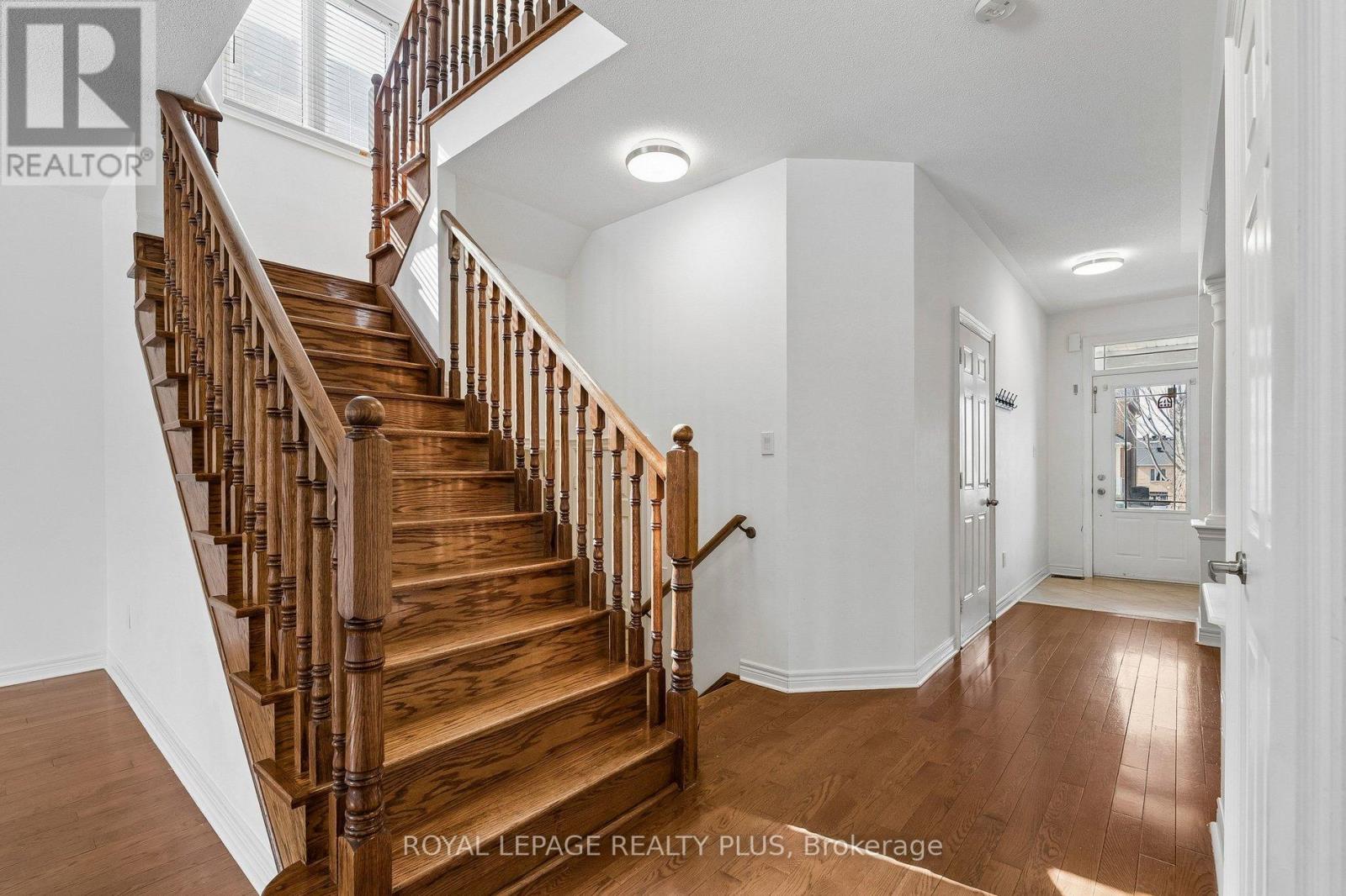 7 West Park Avenue, Bradford West Gwillimbury (Bradford), Ontario  L3Z 0A5 - Photo 4 - N12901850