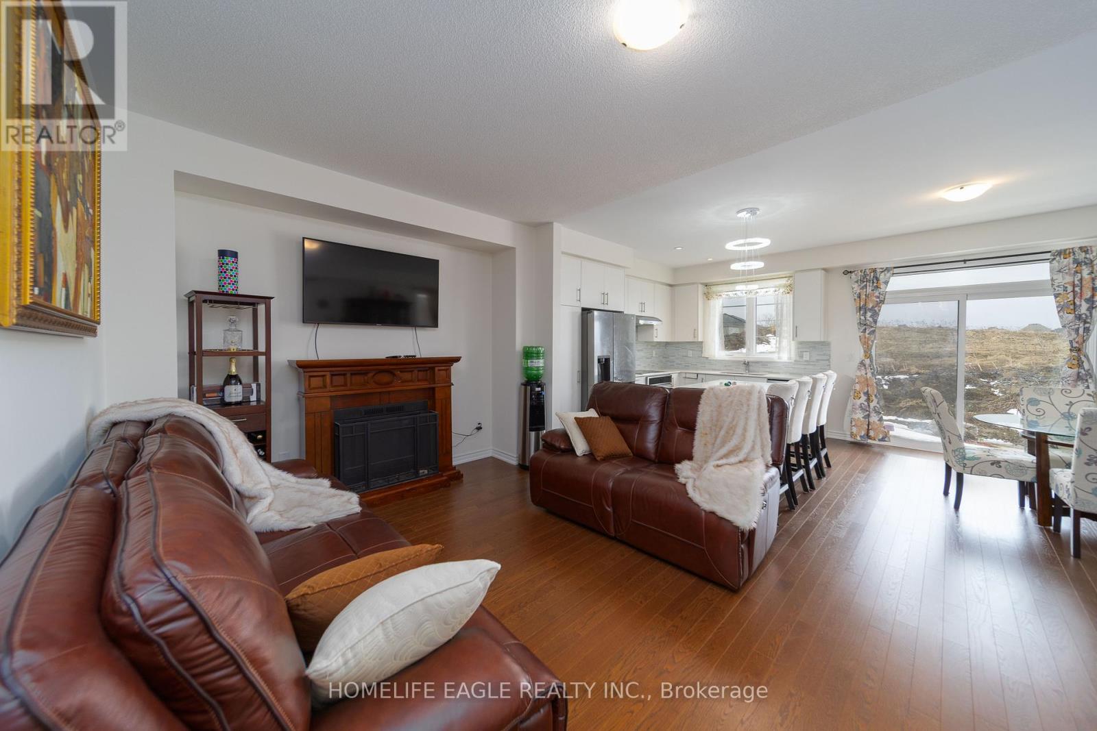 80 Phoenix Boulevard, Barrie, Ontario  L9S 2Z5 - Photo 2 - S12901890