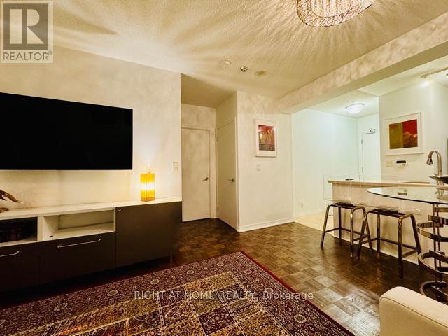 38 Fontenay Court, Toronto (Edenbridge-Humber Valley), Ontario  M9A 5H5 - Photo 11 - W12901912