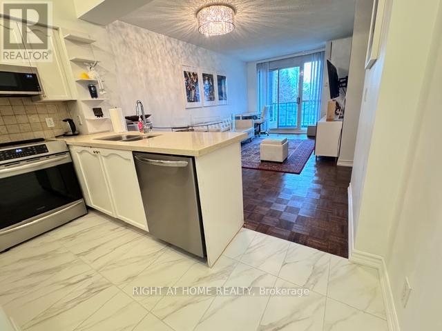 38 Fontenay Court, Toronto (Edenbridge-Humber Valley), Ontario  M9A 5H5 - Photo 3 - W12901912