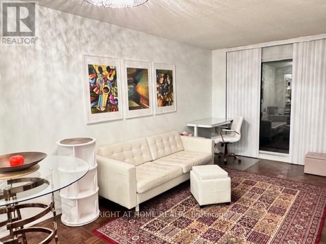 38 Fontenay Court, Toronto (Edenbridge-Humber Valley), Ontario  M9A 5H5 - Photo 9 - W12901912