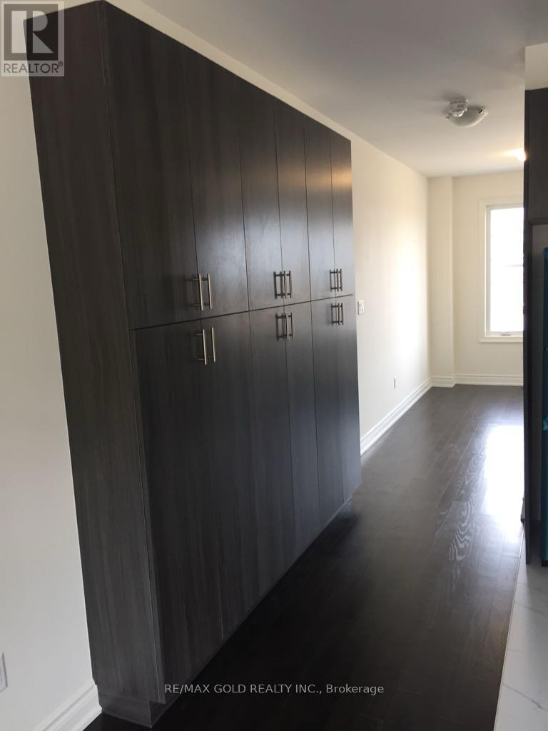 36 Brushwood Drive, Brampton, Ontario  L6Y 6G6 - Photo 11 - W12898364