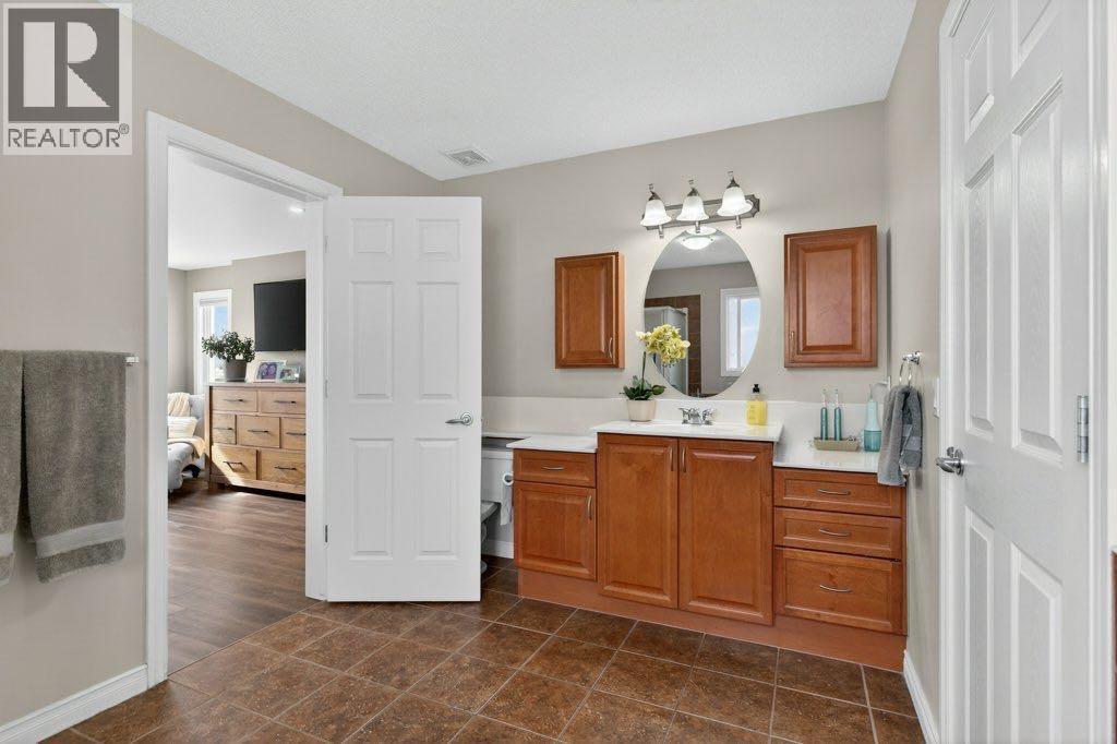 311 Crystal Shores View, Okotoks, Alberta  T1S 2H9 - Photo 20 - A2294700