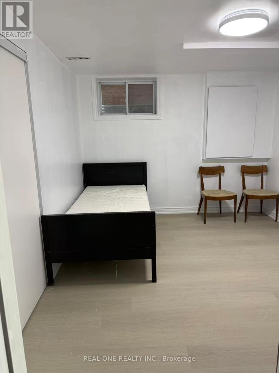 826 Winterton Way, Mississauga (East Credit), Ontario  L5V 2A5 - Photo 8 - W12901994