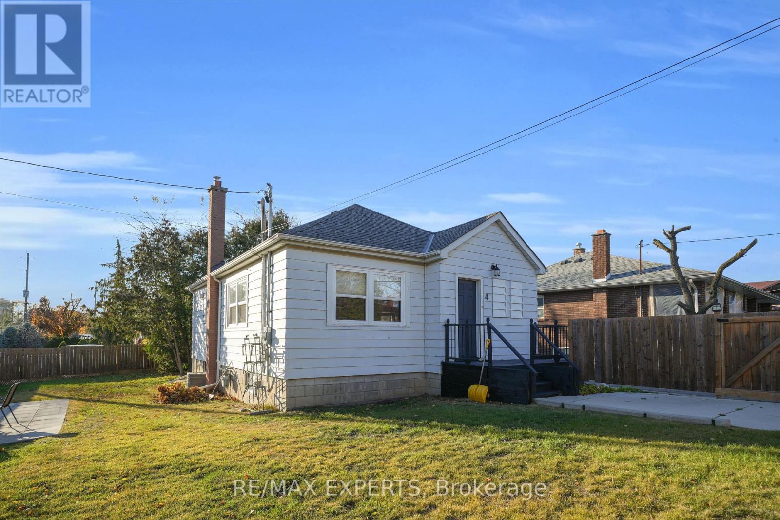 <div class="slider-price">$988,800</div><p>4 Larchmere Avenue, Toronto, Ontario</p>