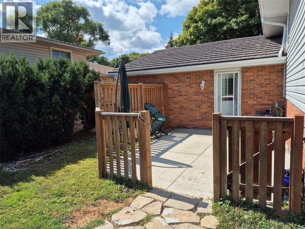 608 Winchester Crescent South, Sarnia, Ontario  N7S 4P9 - Photo 2 - 26005771