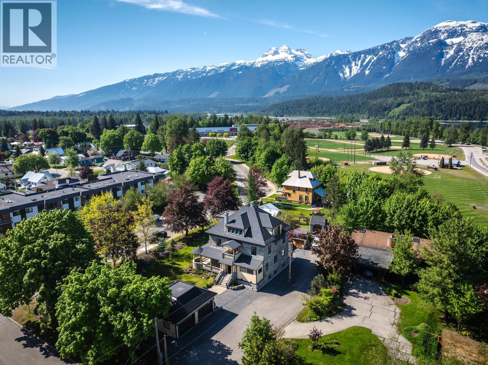 805 & 815 Mackenzie Avenue, Revelstoke, British Columbia  V0E 2S0 - Photo 16 - 10351017