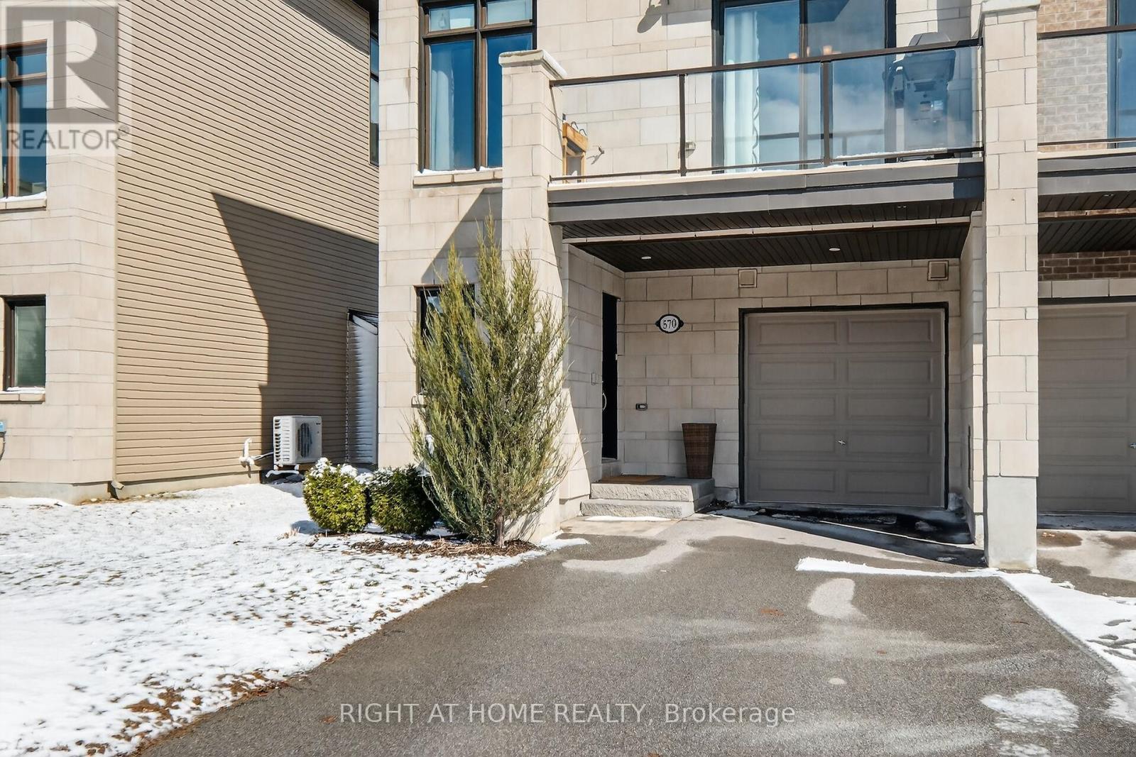 570 Labrador Crescent, Ottawa, Ontario  K1T 0R3 - Photo 2 - X12902052