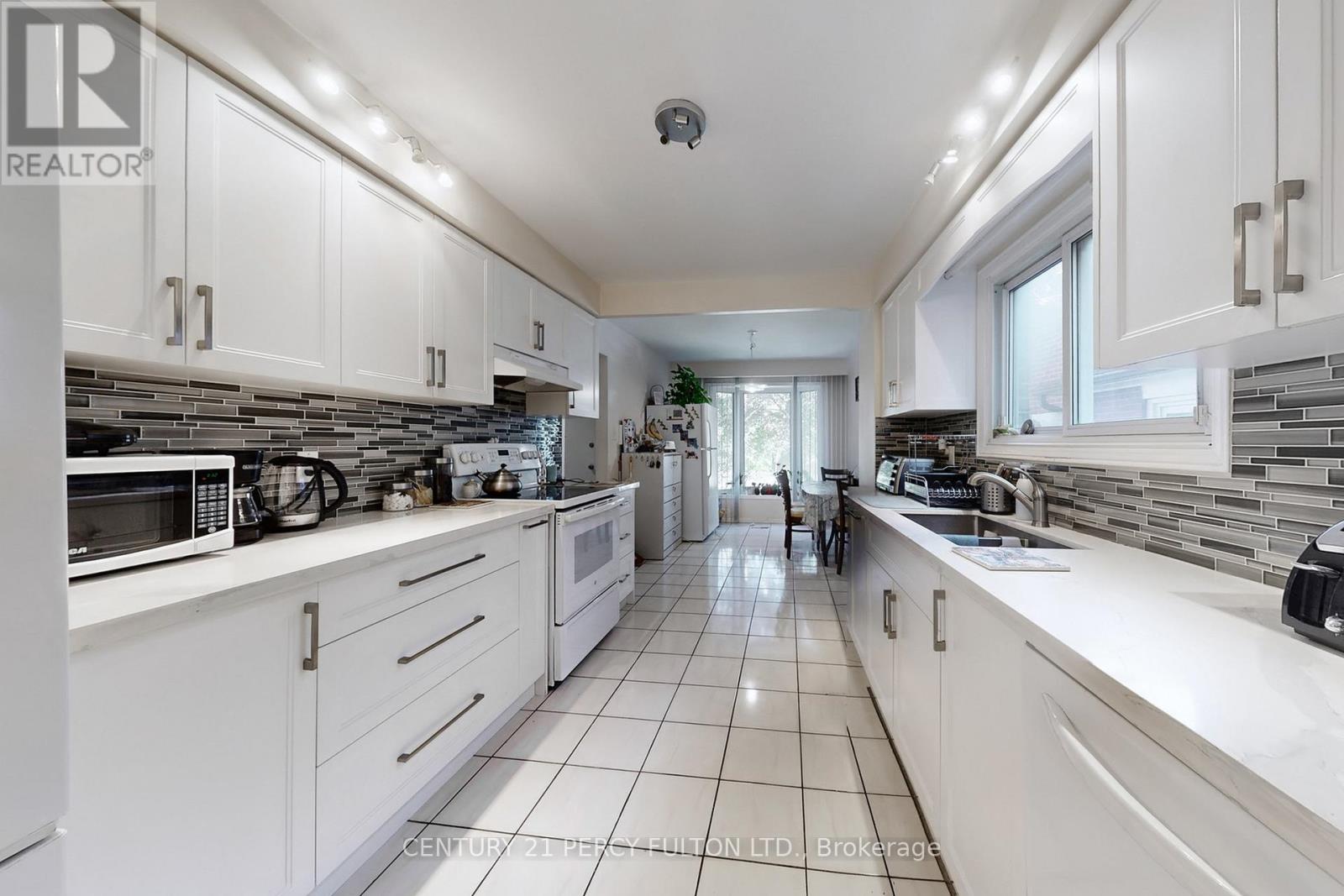 169 Willowbrook Road, Markham, Ontario  L3T 5L5 - Photo 5 - N12902042