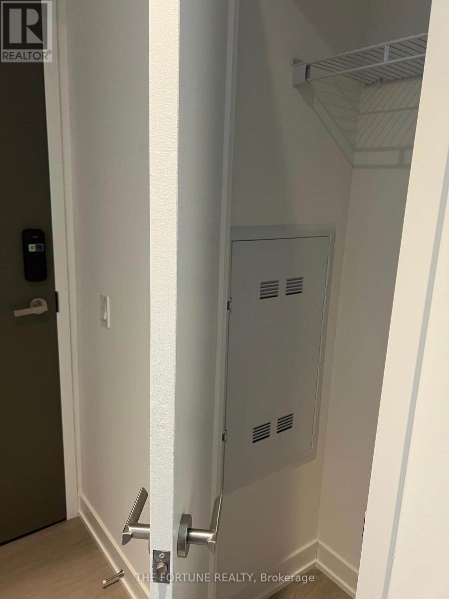 1412 - 448 Burnhamthorpe Road W, Mississauga, Ontario  L5B 0R4 - Photo 3 - W12902048