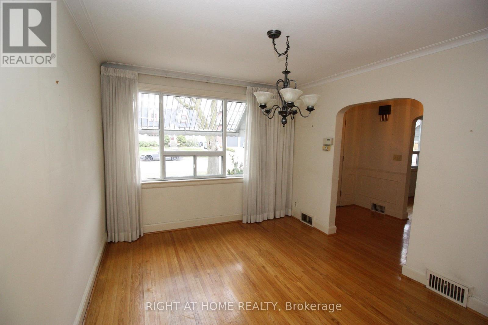 123 Ashbourne Drive, Toronto, Ontario  M9B 4H9 - Photo 9 - W12902050