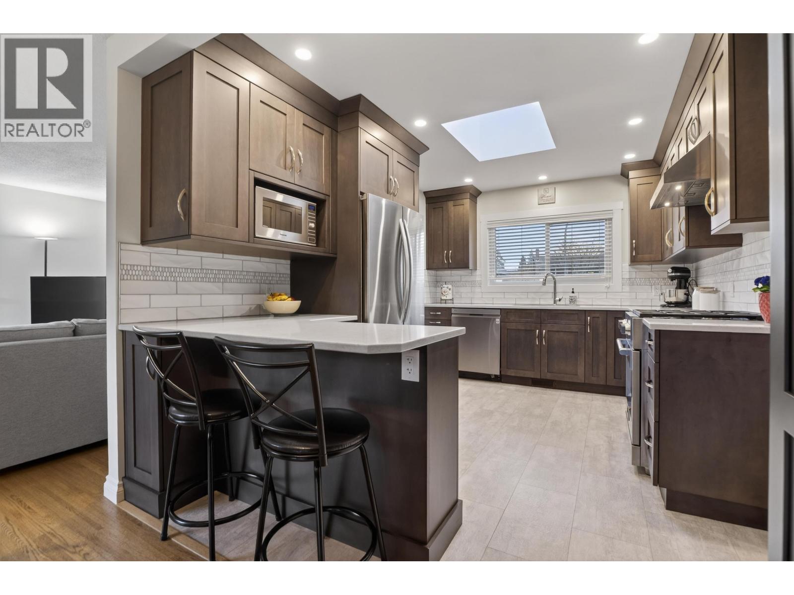 820 Ballantrae Court, Port Moody, British Columbia  V3H 1A8 - Photo 3 - R3101344