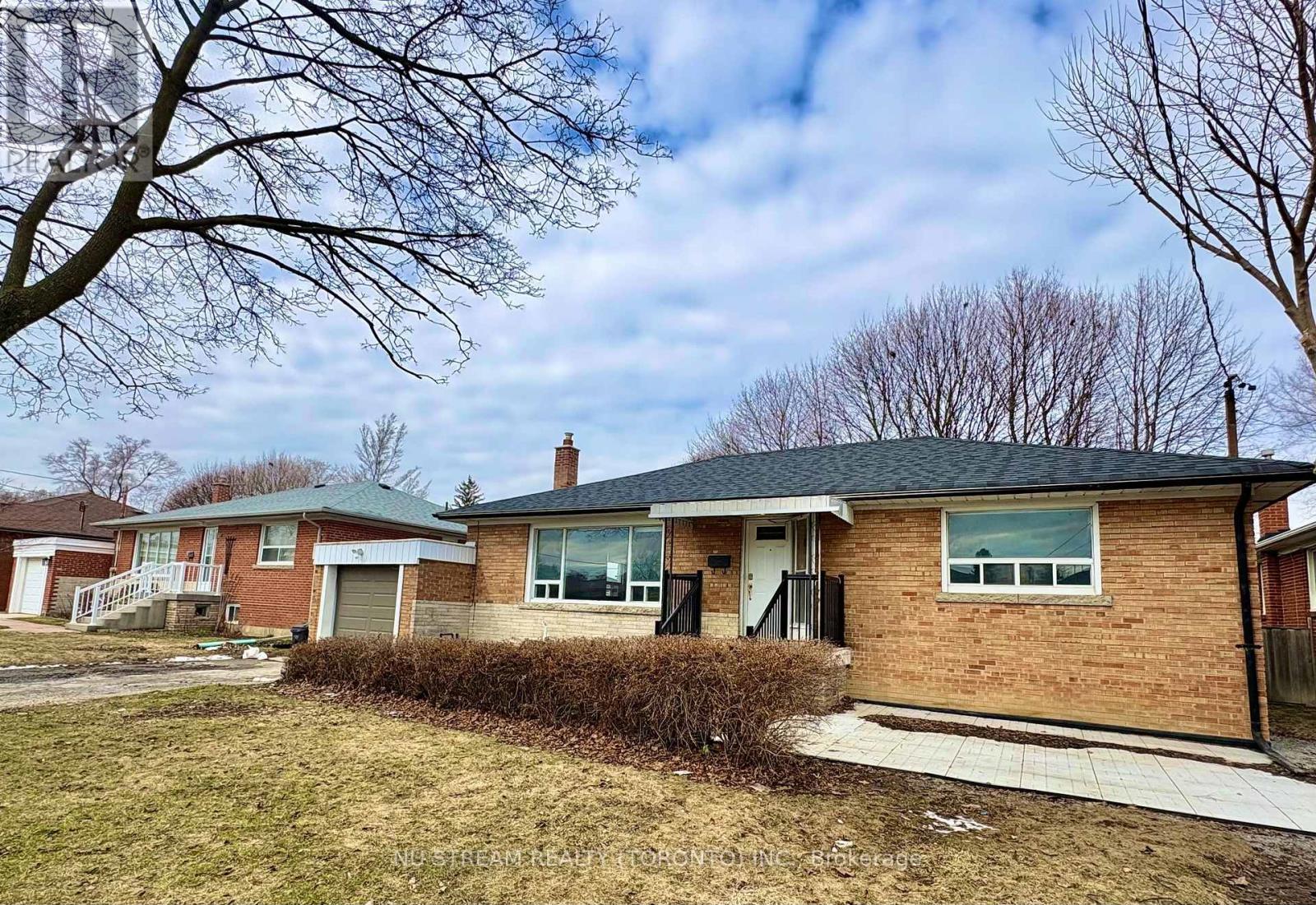 156 Combe Avenue, Toronto (Bathurst Manor), Ontario  M3H 4K3 - Photo 2 - C12902120