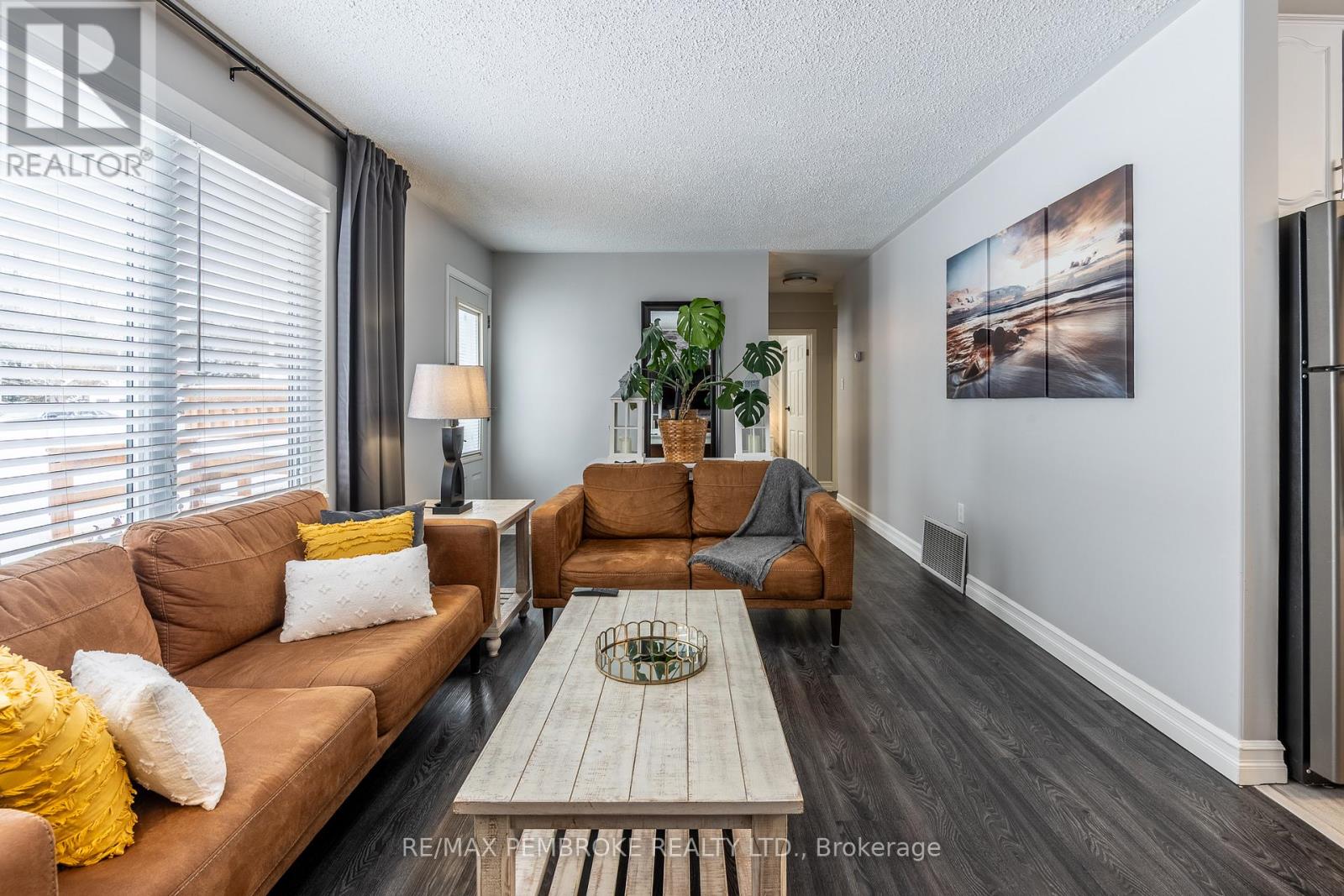 11 Michael Crescent, Petawawa, Ontario  K8H 2L5 - Photo 12 - X12902116