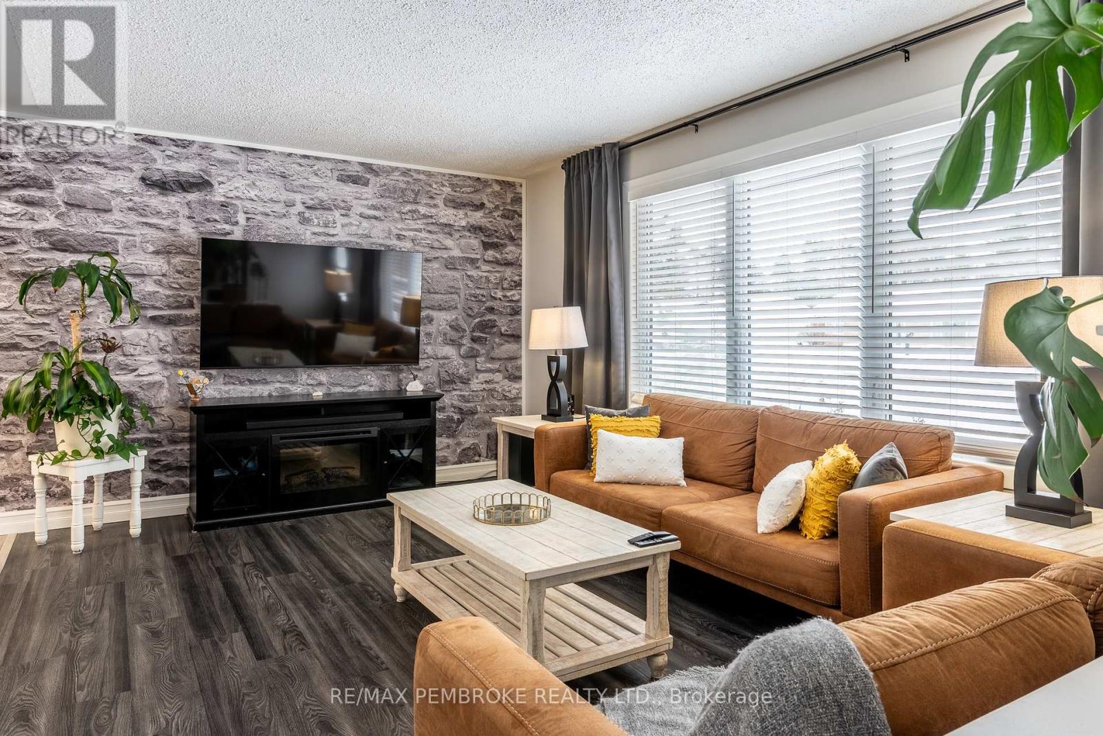 11 Michael Crescent, Petawawa, Ontario  K8H 2L5 - Photo 13 - X12902116