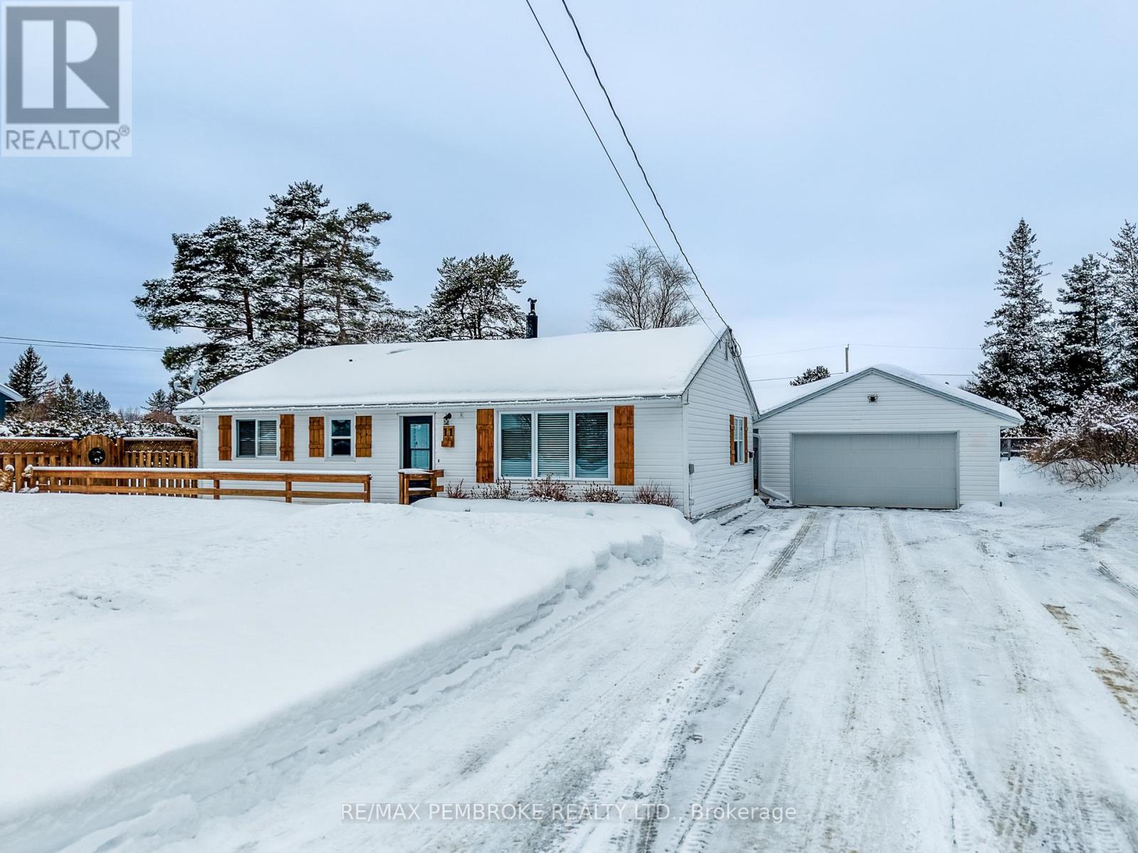 11 Michael Crescent, Petawawa, Ontario  K8H 2L5 - Photo 3 - X12902116