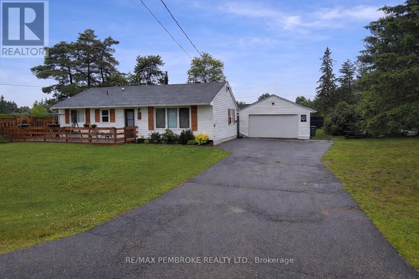 11 Michael Crescent, Petawawa, Ontario  K8H 2L5 - Photo 4 - X12902116