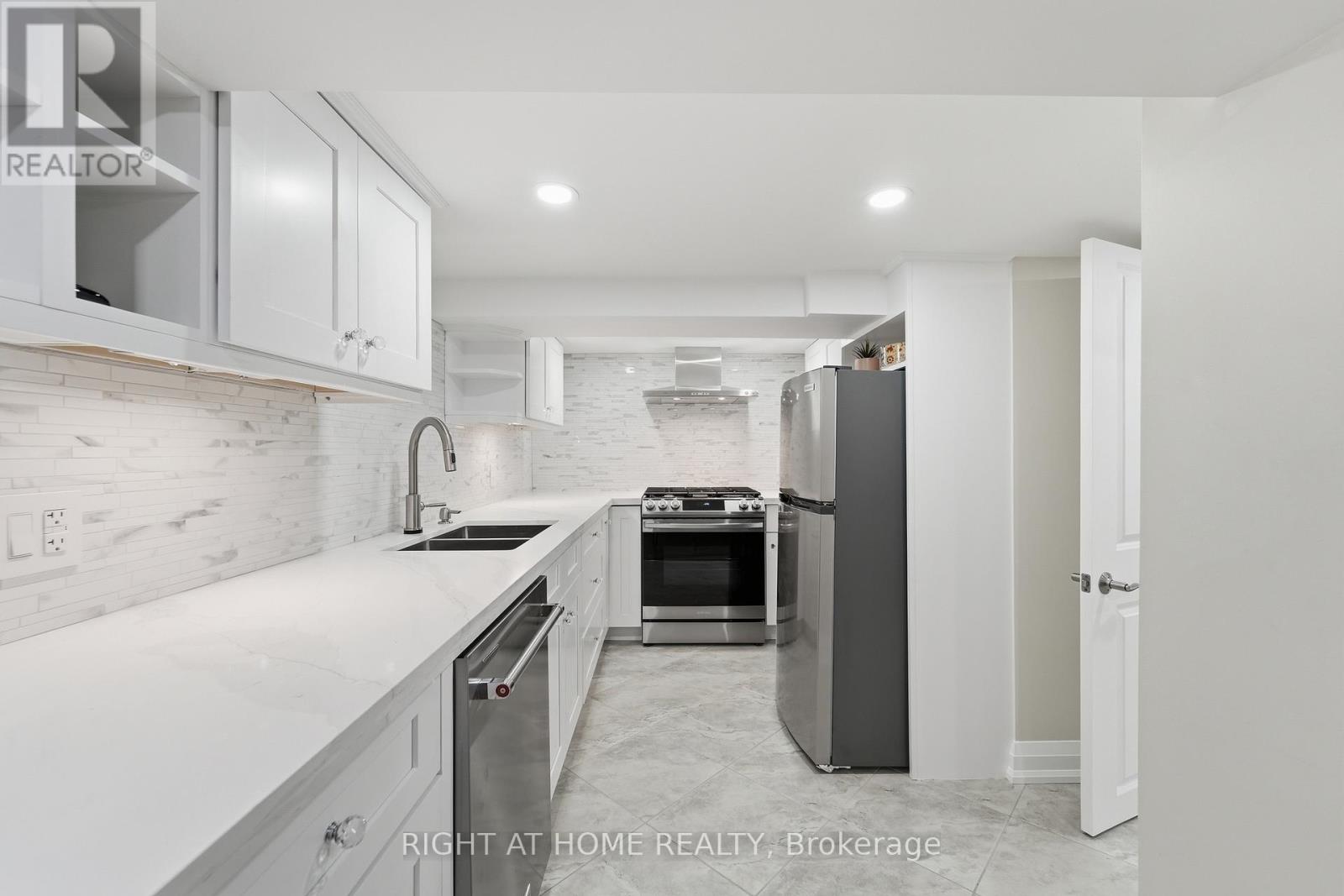 Lower Apt A - 2 Montye Avenue, Toronto, Ontario  M6S 2G9 - Photo 9 - W12902196