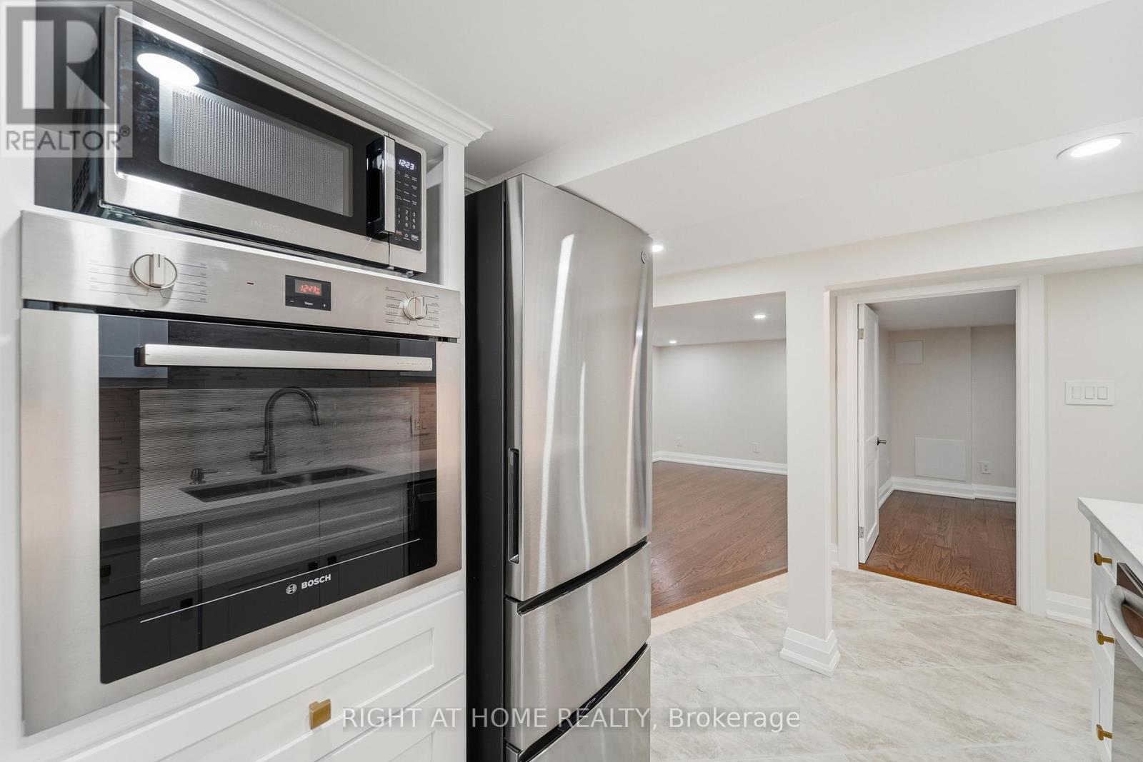 Lower Apt B - 2 Montye Avenue, Toronto, Ontario  M6S 2G9 - Photo 10 - W12902198