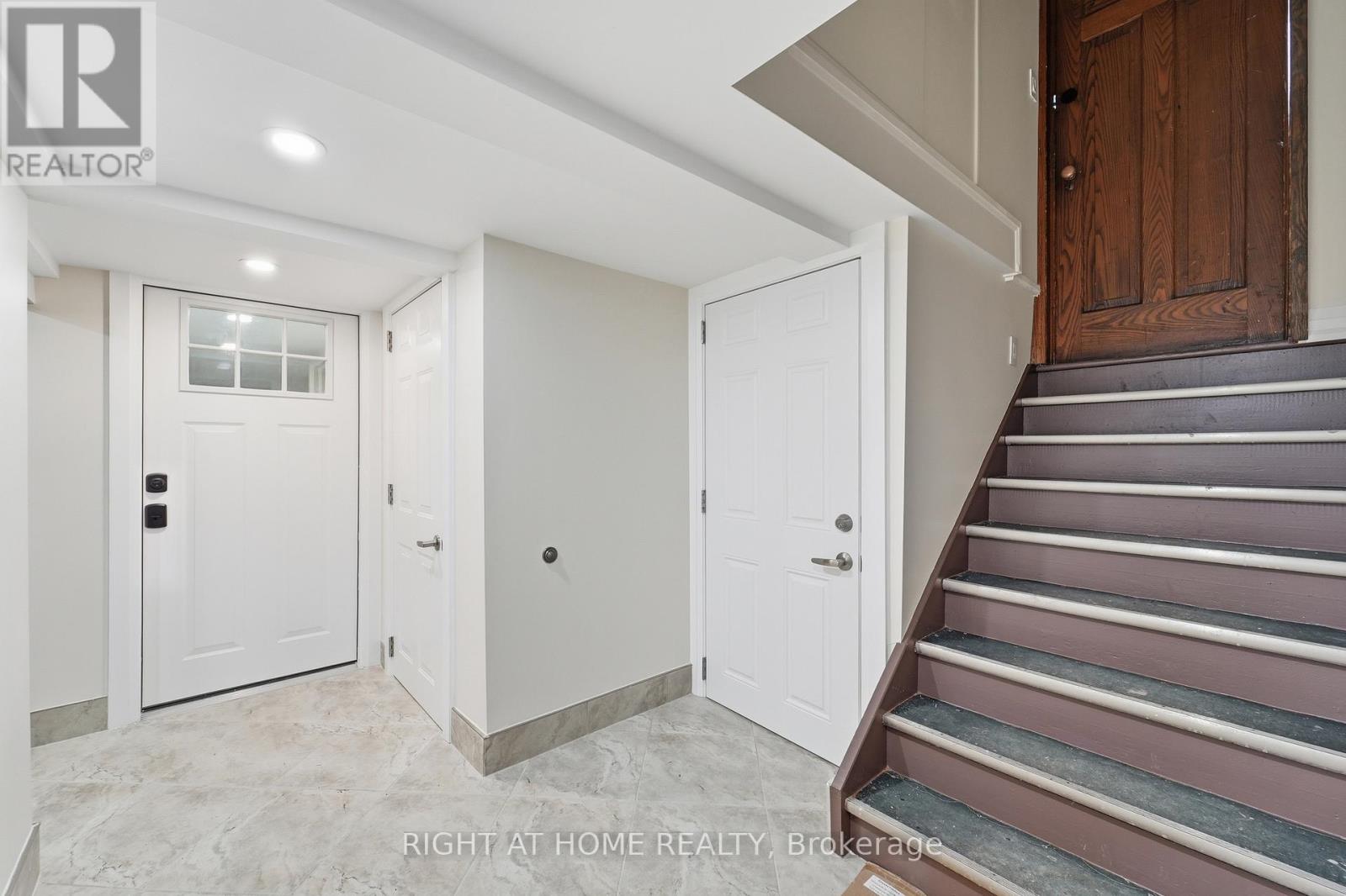 Lower Apt B - 2 Montye Avenue, Toronto, Ontario  M6S 2G9 - Photo 4 - W12902198