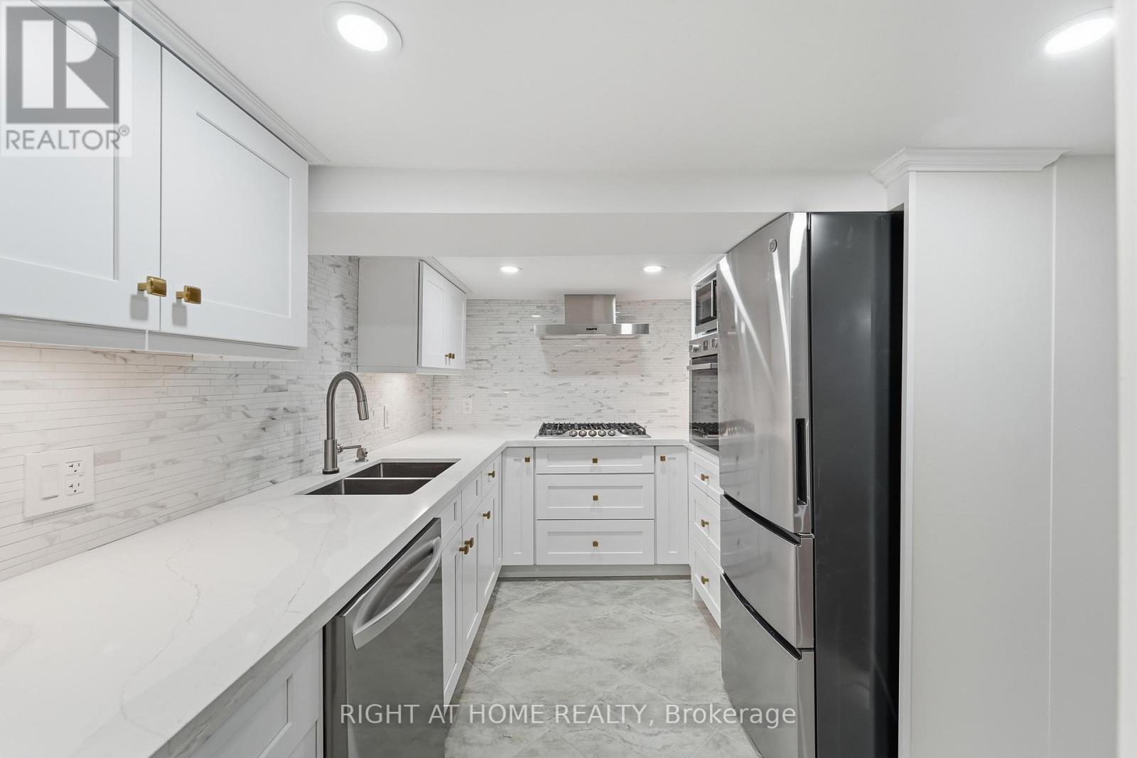 Lower Apt B - 2 Montye Avenue, Toronto, Ontario  M6S 2G9 - Photo 9 - W12902198