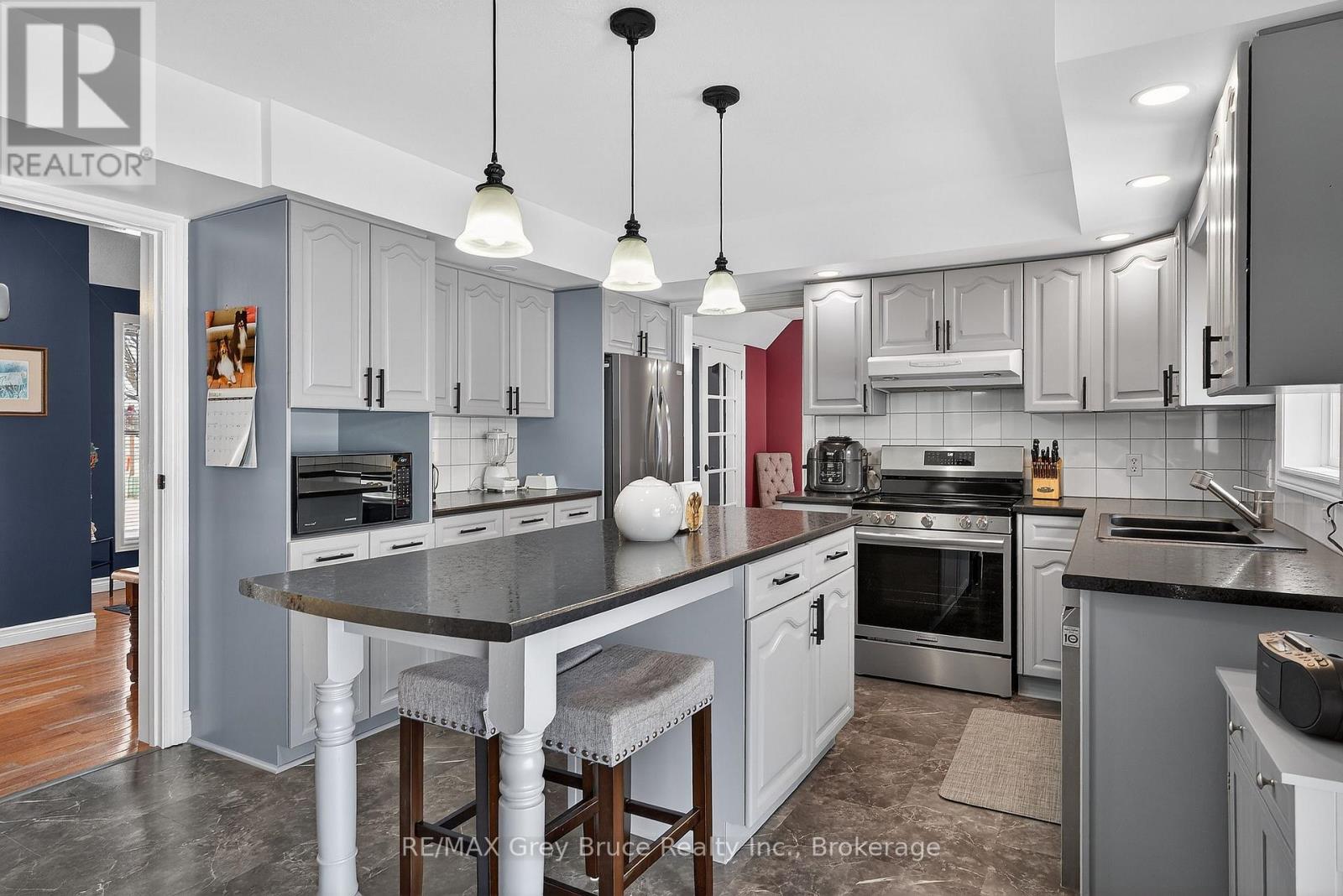 102 Mary Avenue W, Georgian Bluffs, Ontario  N4K 5N5 - Photo 11 - X12902280