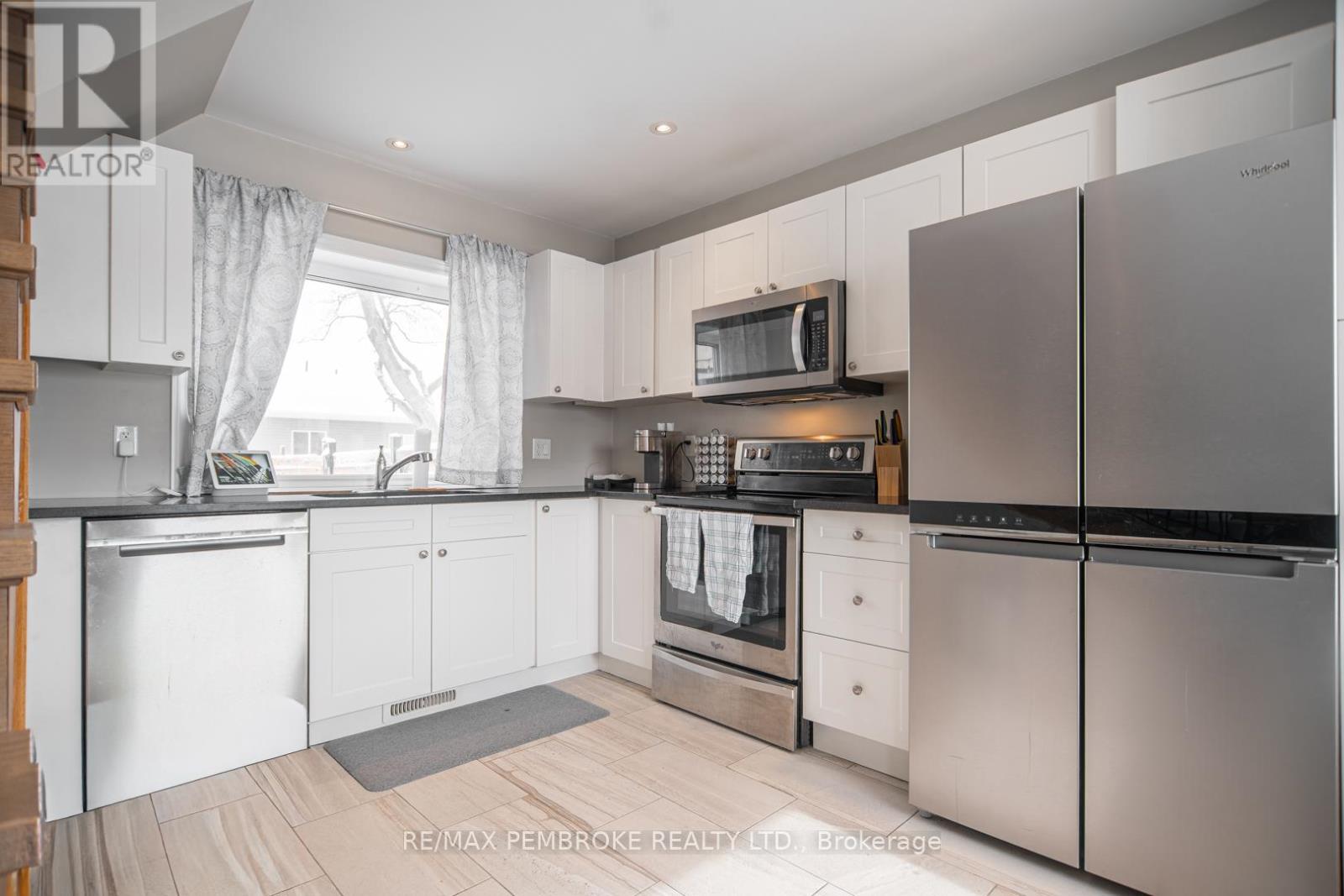 332 Third Avenue, Pembroke, Ontario  K8A 5G6 - Photo 3 - X12902274