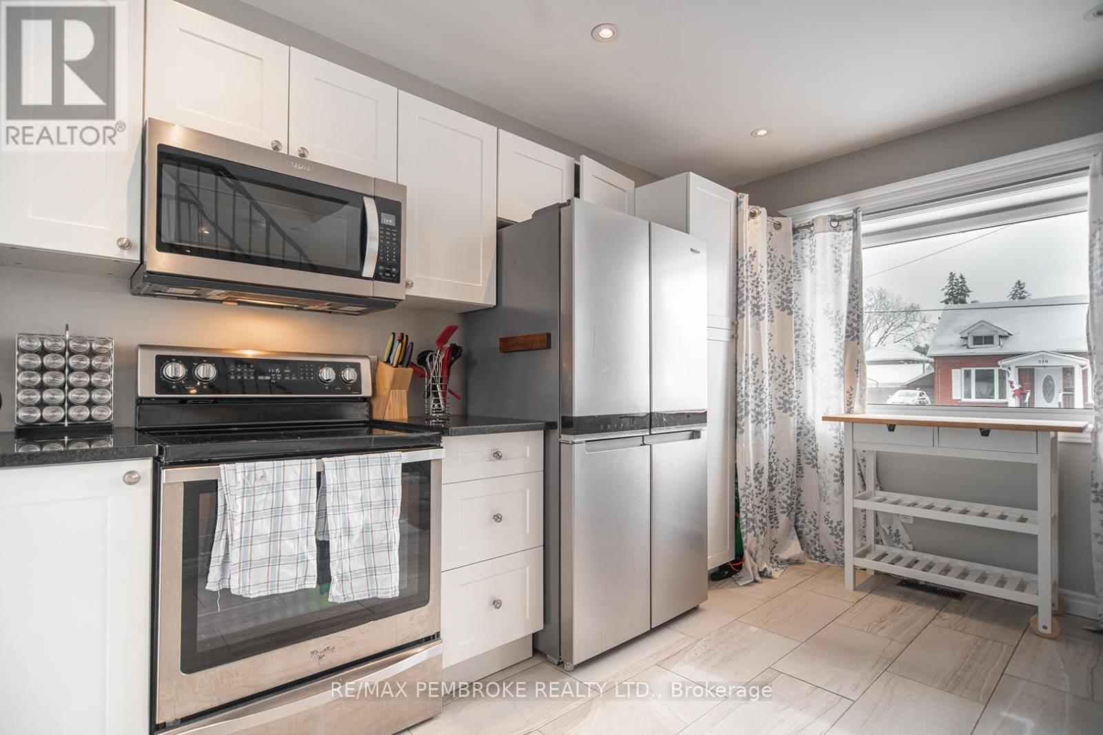 332 Third Avenue, Pembroke, Ontario  K8A 5G6 - Photo 4 - X12902274