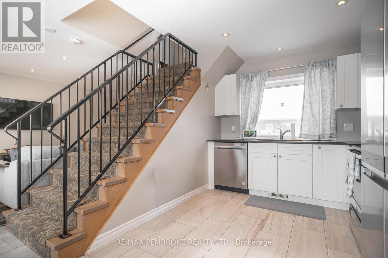 332 Third Avenue, Pembroke, Ontario  K8A 5G6 - Photo 5 - X12902274