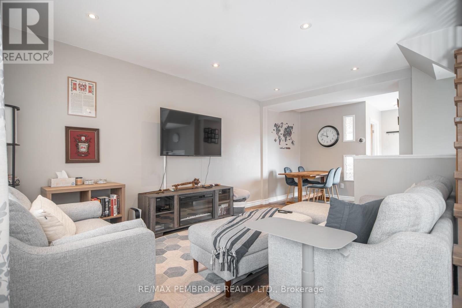 332 Third Avenue, Pembroke, Ontario  K8A 5G6 - Photo 7 - X12902274