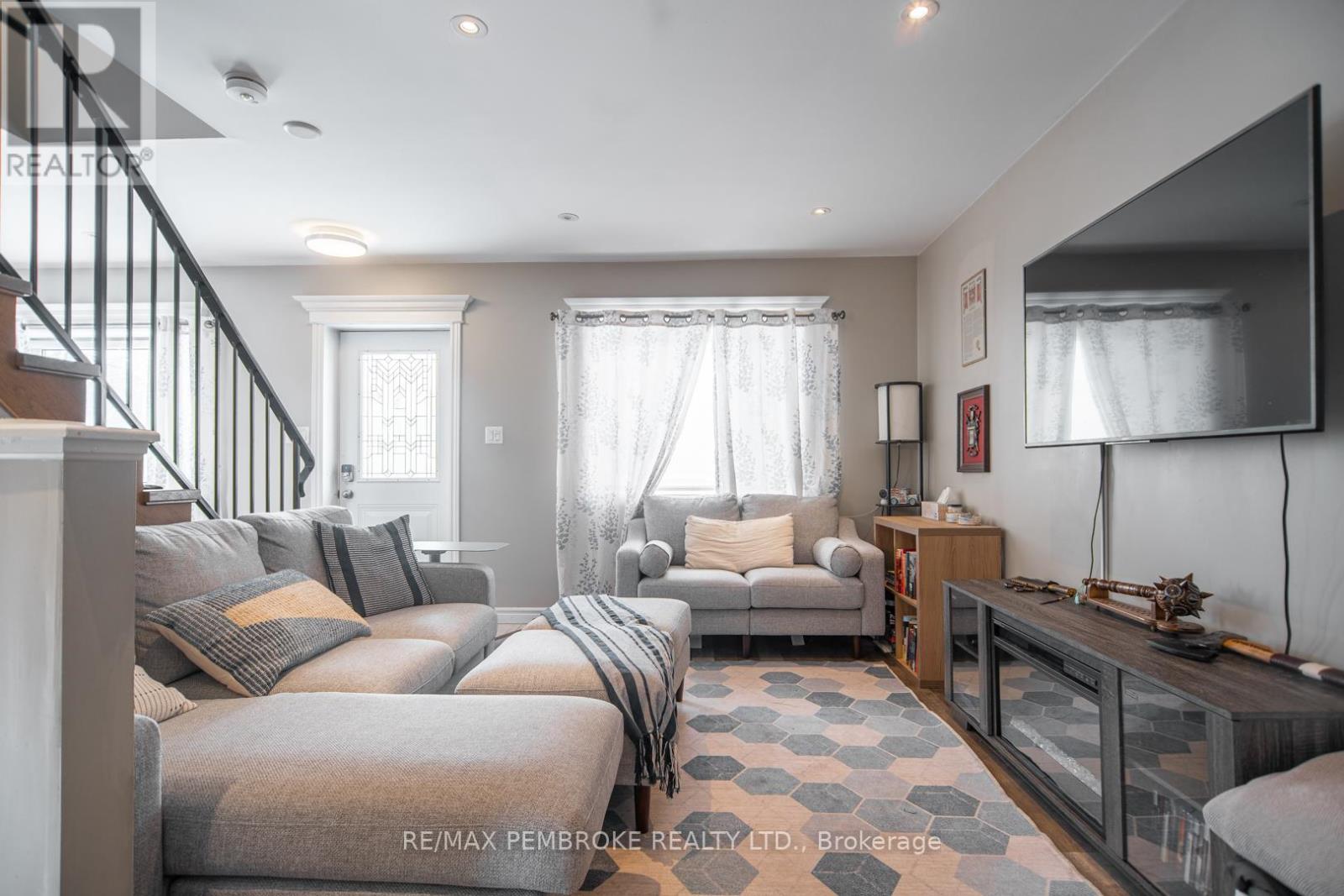 332 Third Avenue, Pembroke, Ontario  K8A 5G6 - Photo 8 - X12902274